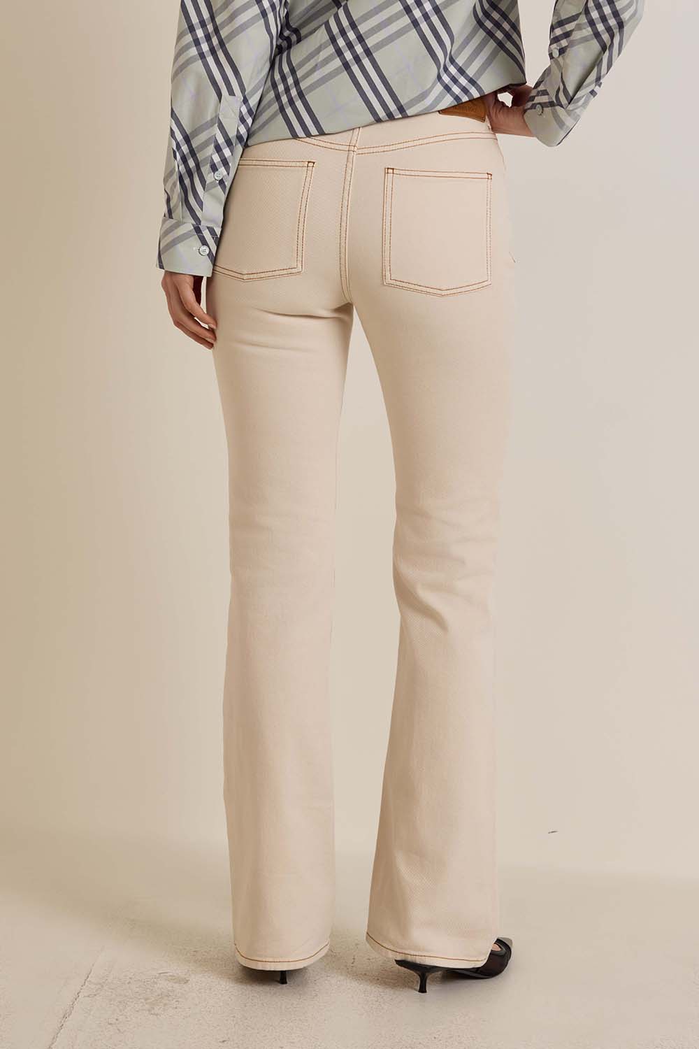 תמונת דוגמן אחורית של מכנסי ג'ינס בוטקאט