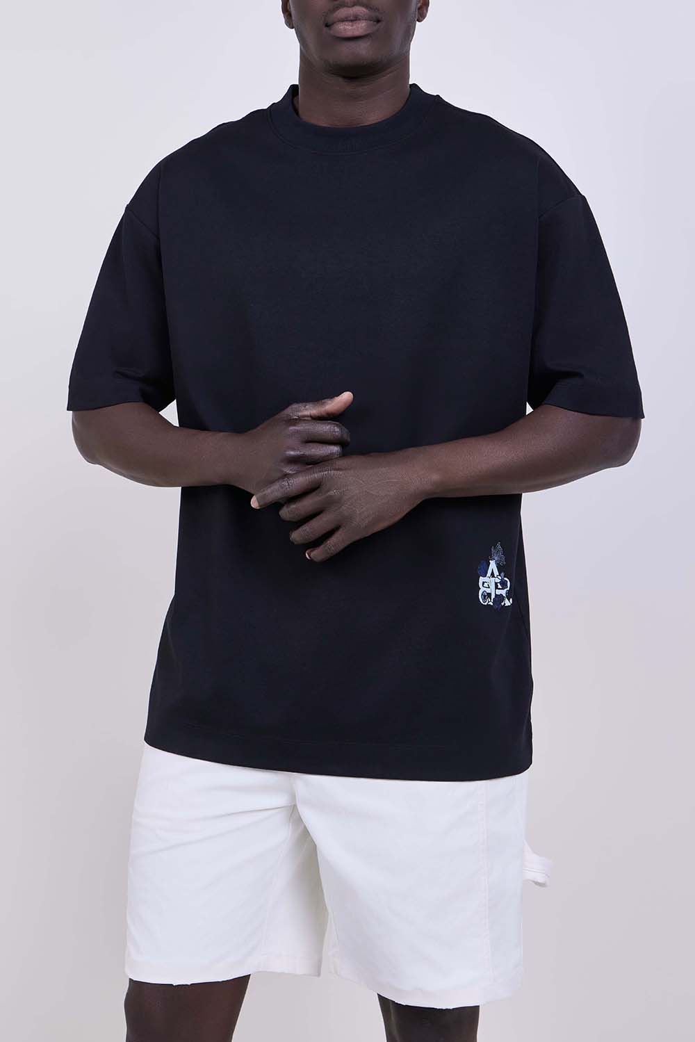 תמונת דוגמן קידמית של חולצת טי אוברסייז