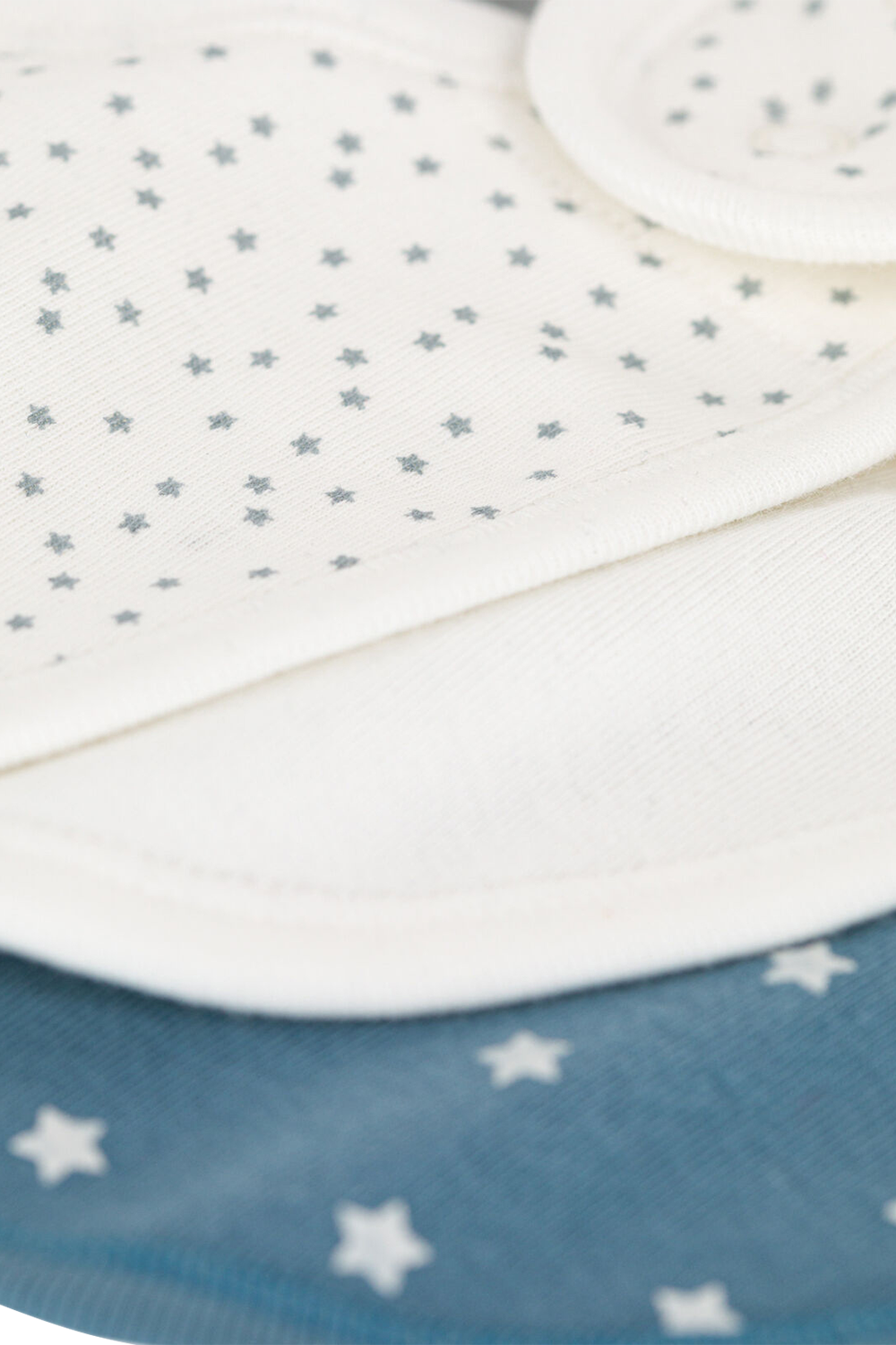 תמונת תקריב של מארז שלושה סינרי כותנה