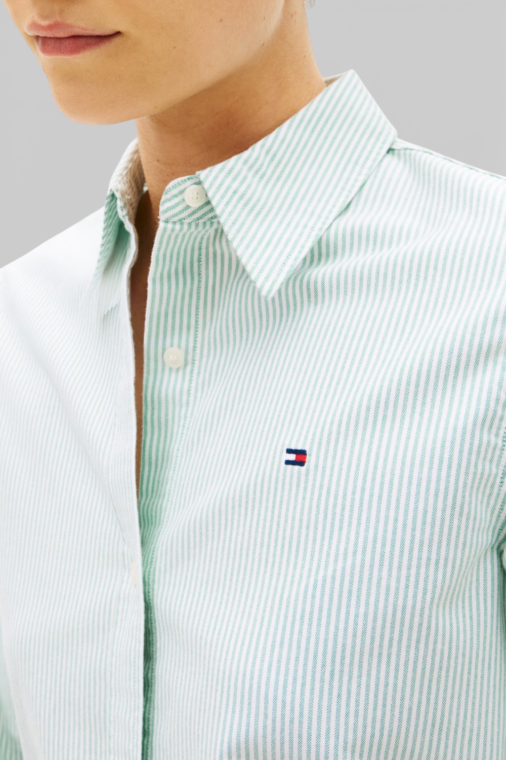 תמונת תקריב דוגמן של חולצה מכופתרת בגזרה משוחררת