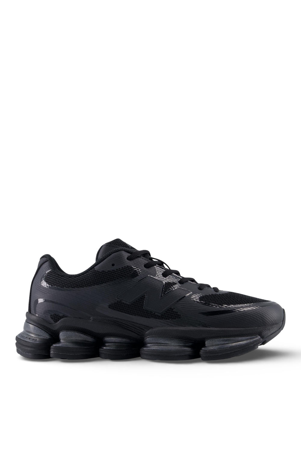 תמונה קידמית של נעלי סניקרס 2000