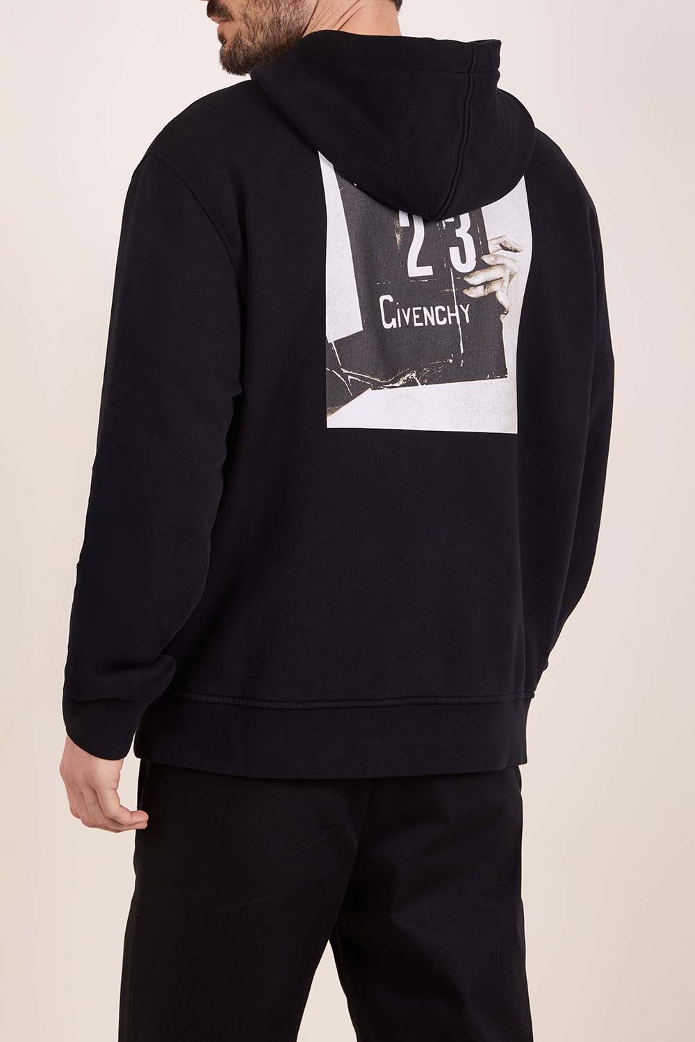 תמונת דוגמן אחורית של קפוצ'ון בגזרה רגילה