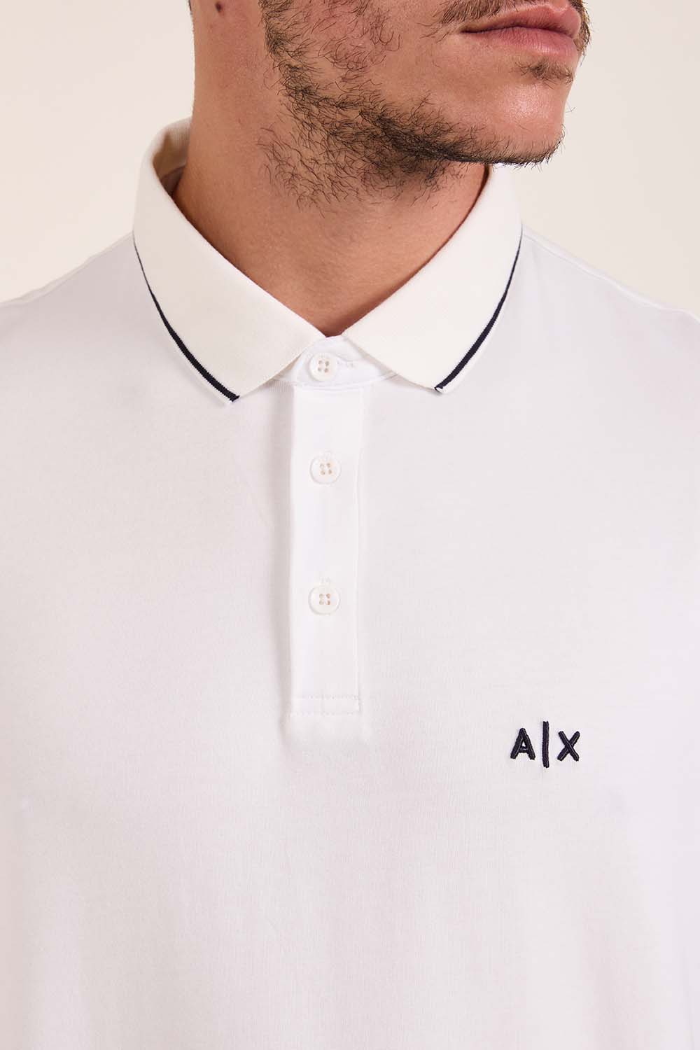 תמונת תקריב דוגמן של חולצת פולו