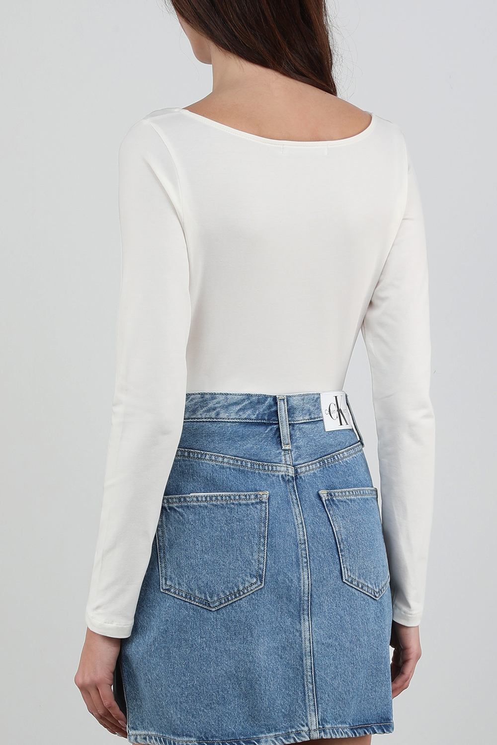 תמונת דוגמן אחורית של בגד גוף לבן עם שרוולים ארוכים