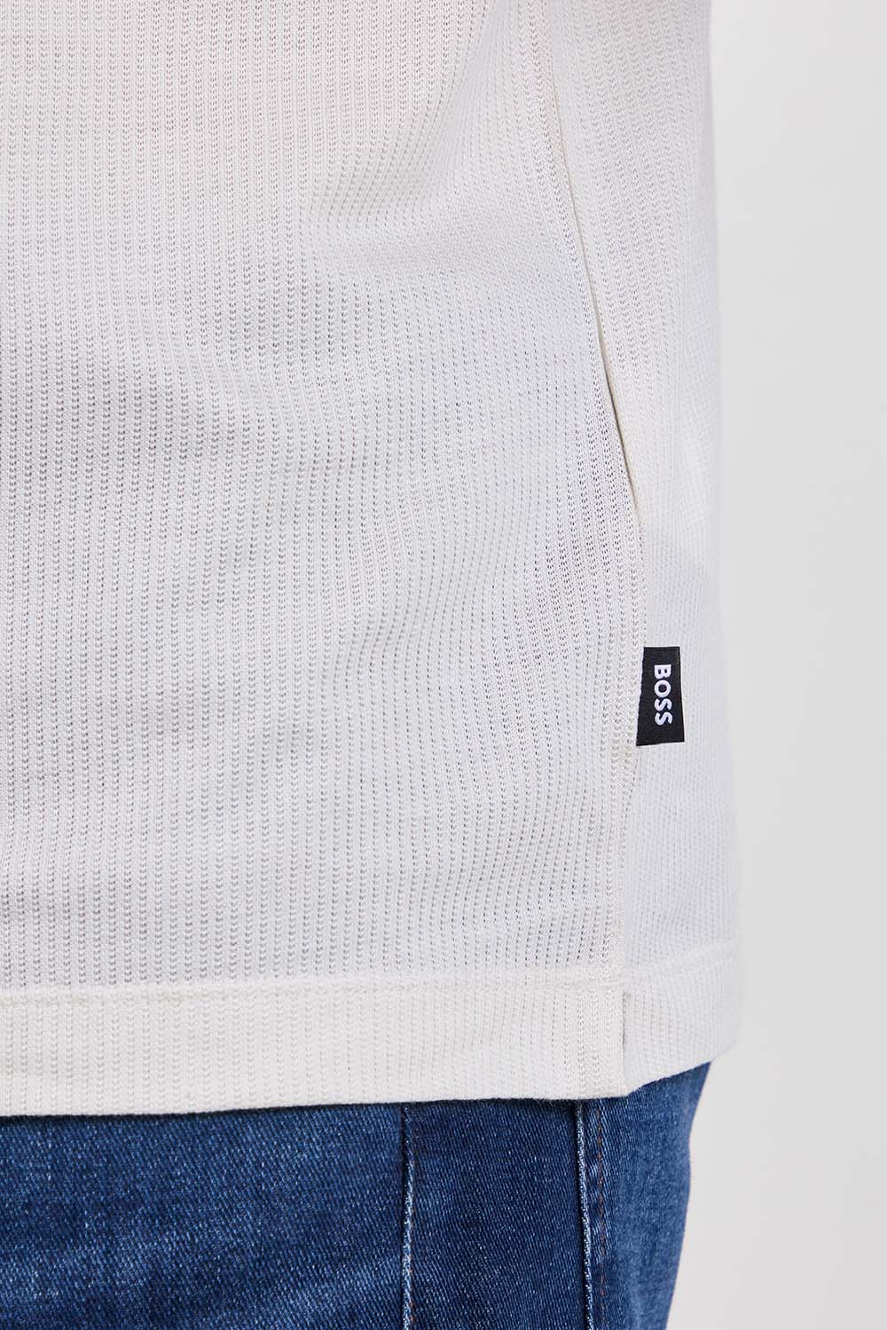 תמונת תקריב דוגמן של חולצת פולו