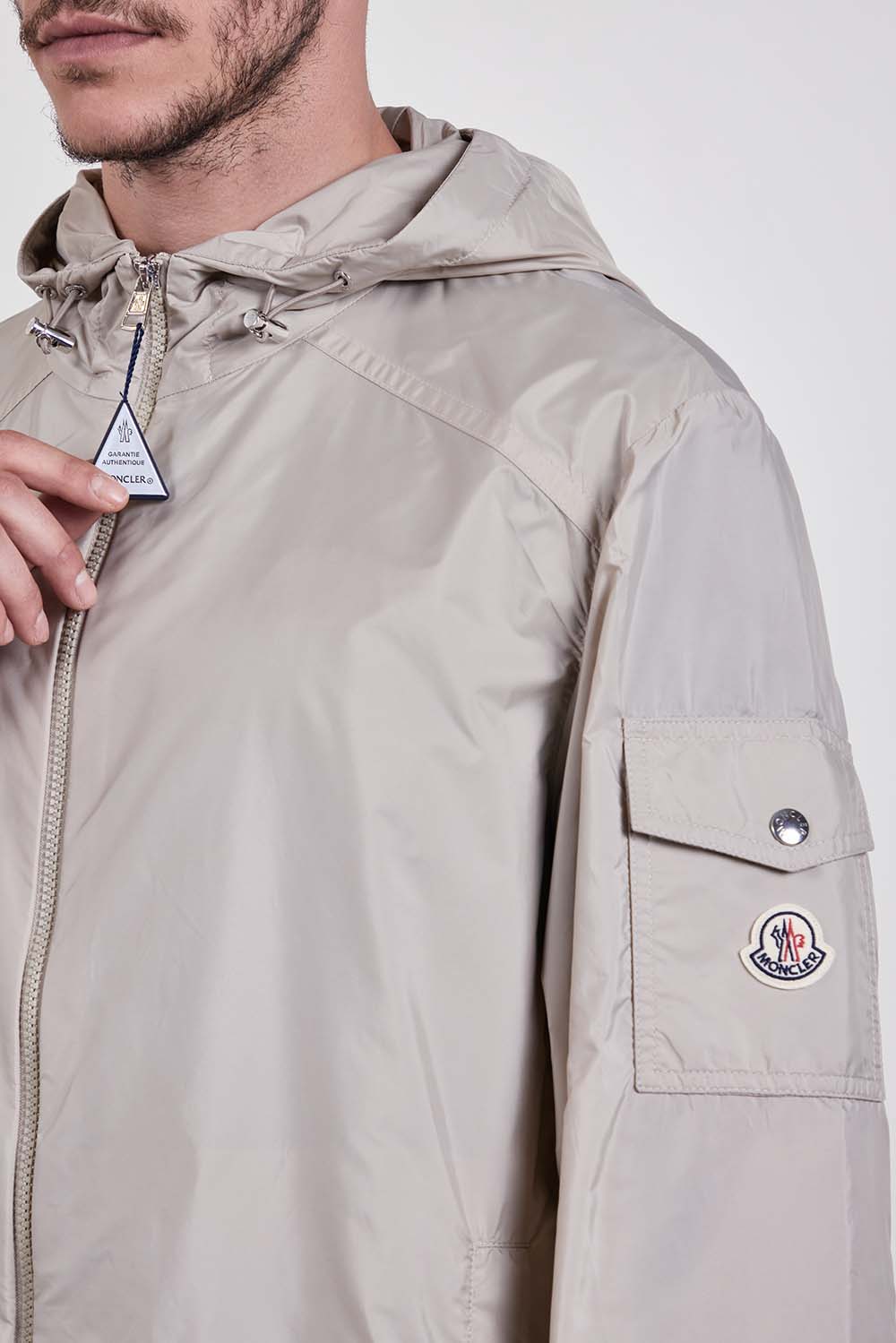 תמונת תקריב דוגמן של מעיל רוח