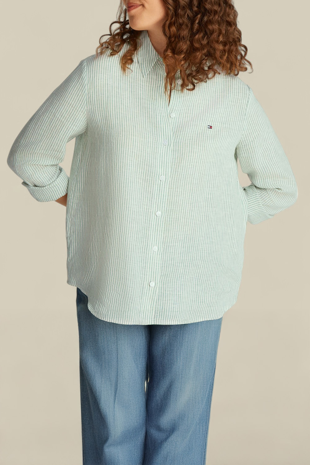 תמונת דוגמן קידמית של חולצת כפתורים מפשתן