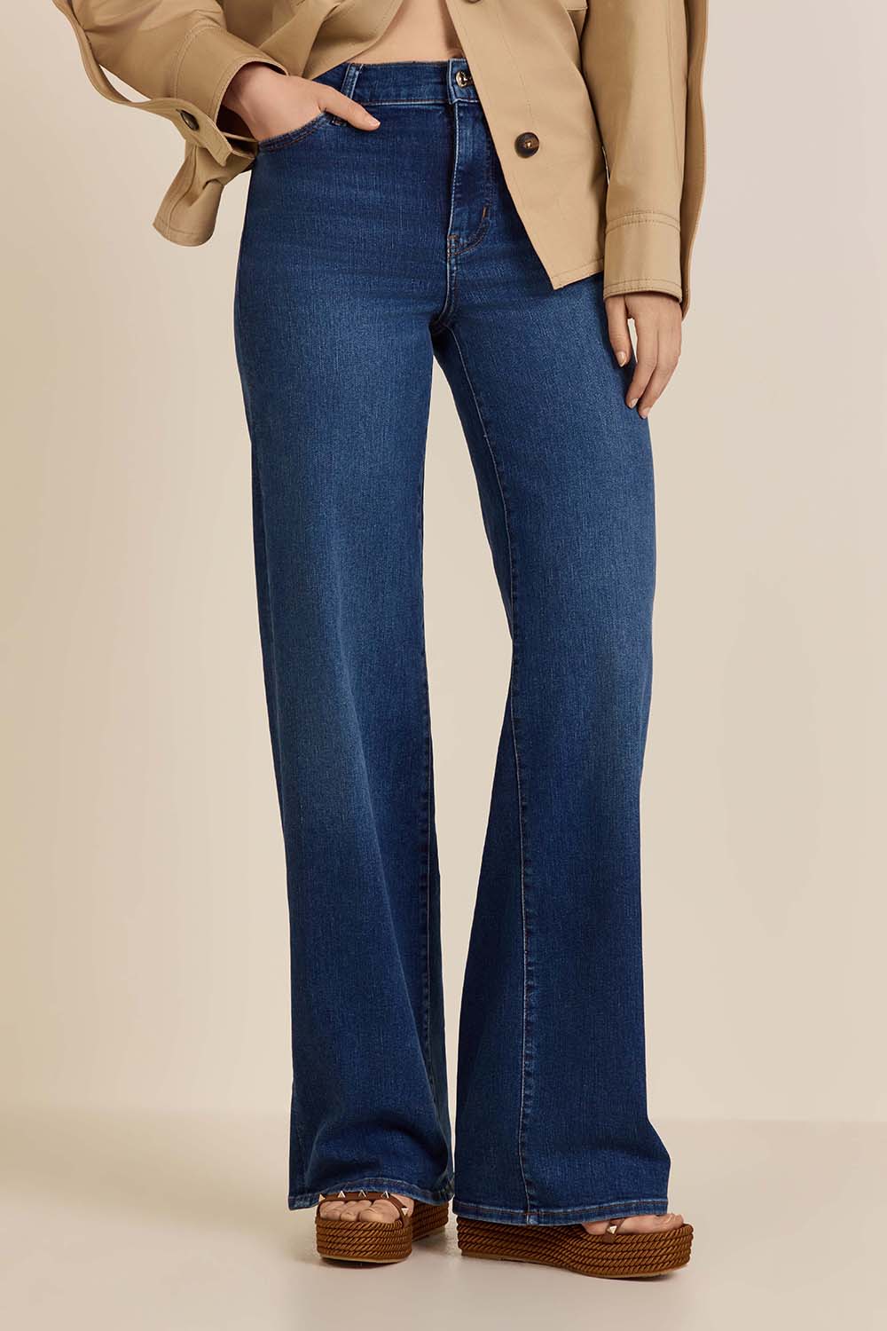 תמונת דוגמן קידמית של מכנסי ג'ינס בגזרת סלים