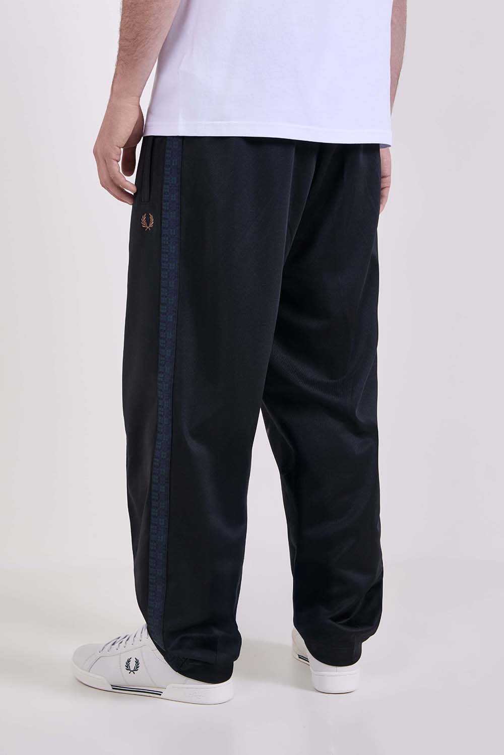 תמונת דוגמן אחורית של מכנסי ג'וגר