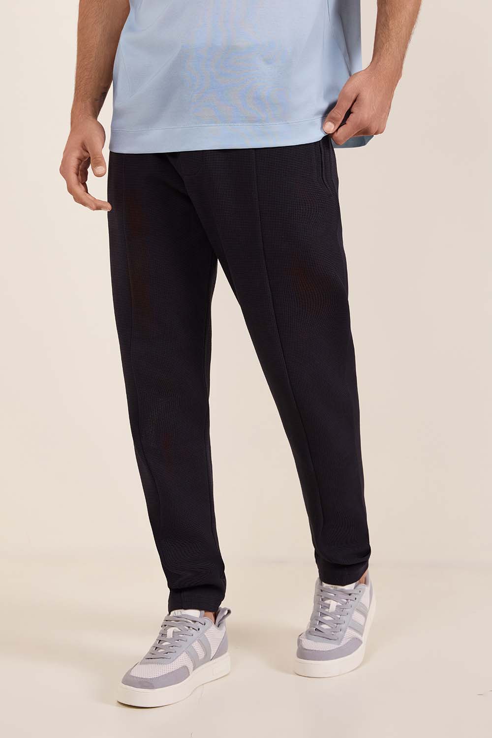 תמונת דוגמן קידמית של מכנסי ג'וג מחוייטים