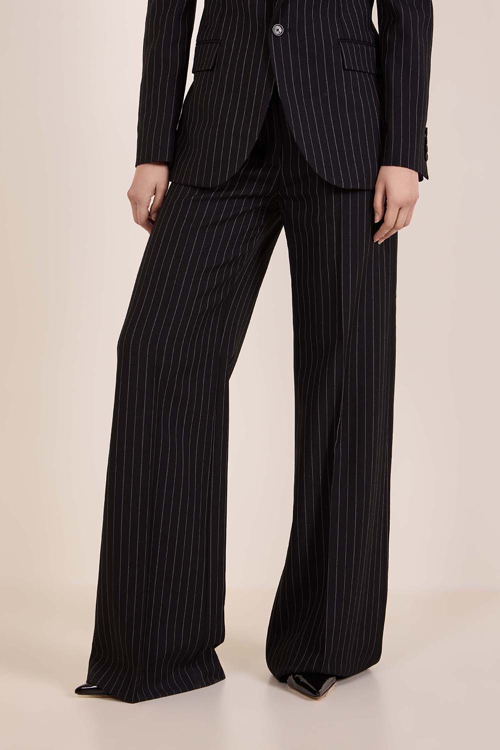 תמונת דוגמן קידמית של מכנסיים מחויטים בגזרה גבוהה