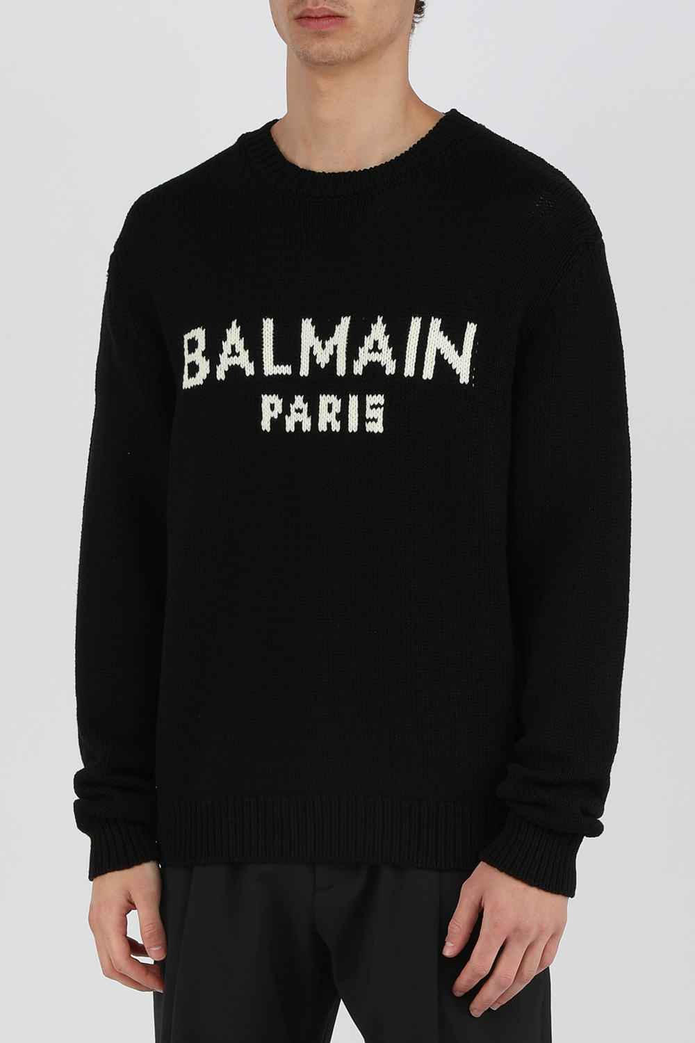 תמונת דוגמן קידמית של סוודר מרינו עם לוגו רקום מצמר