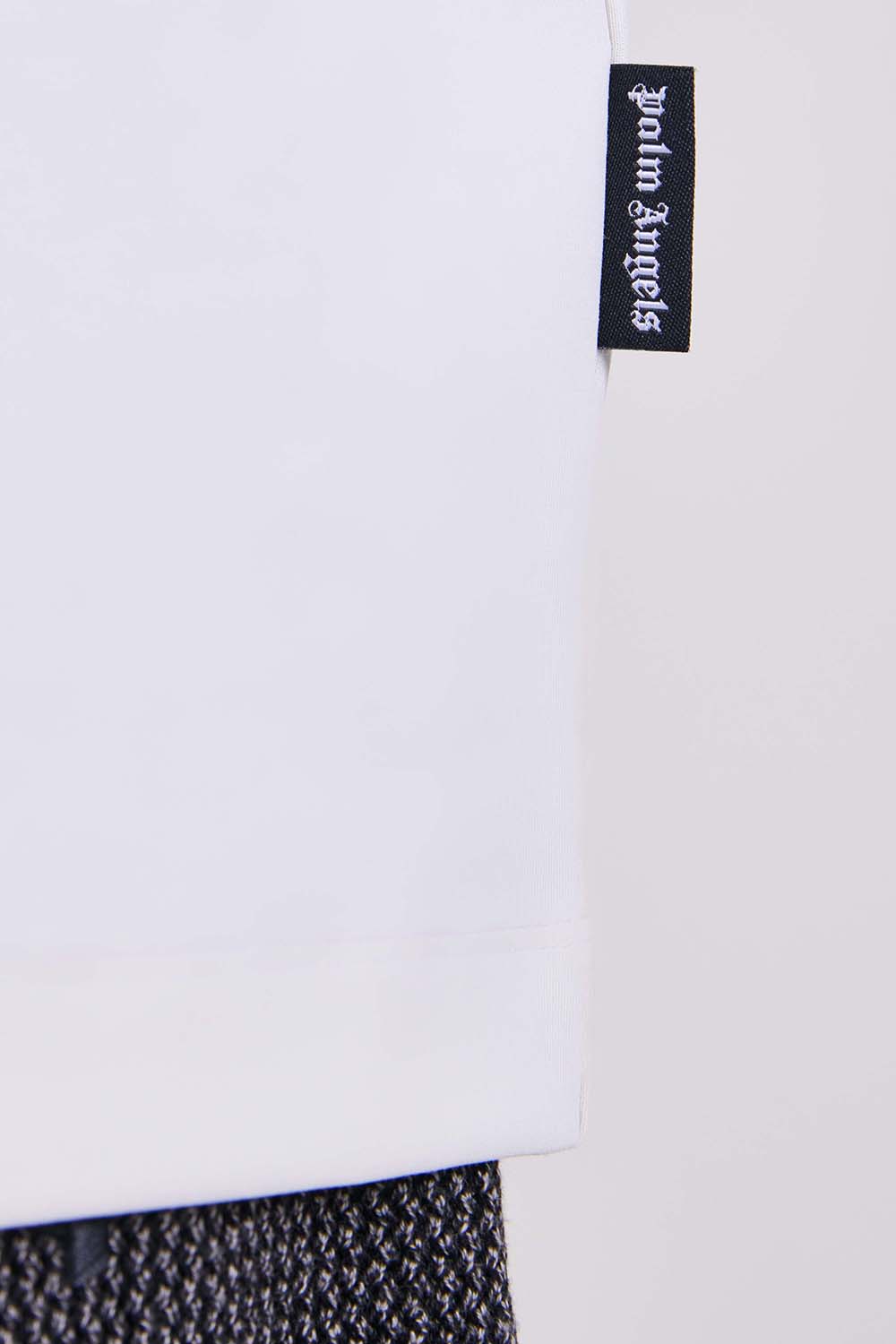 תמונת תקריב דוגמן של חולצת טי אוברסייז