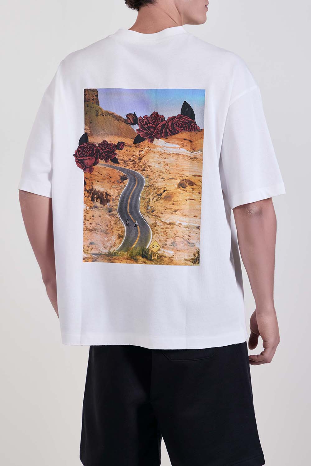 תמונת דוגמן אחורית של חולצת טי בגזרה משוחררת