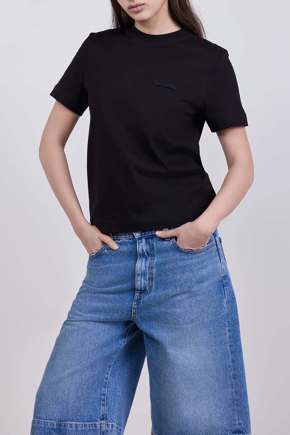 תמונת דוגמן קידמית של חולצת טי בגזרה משוחררת