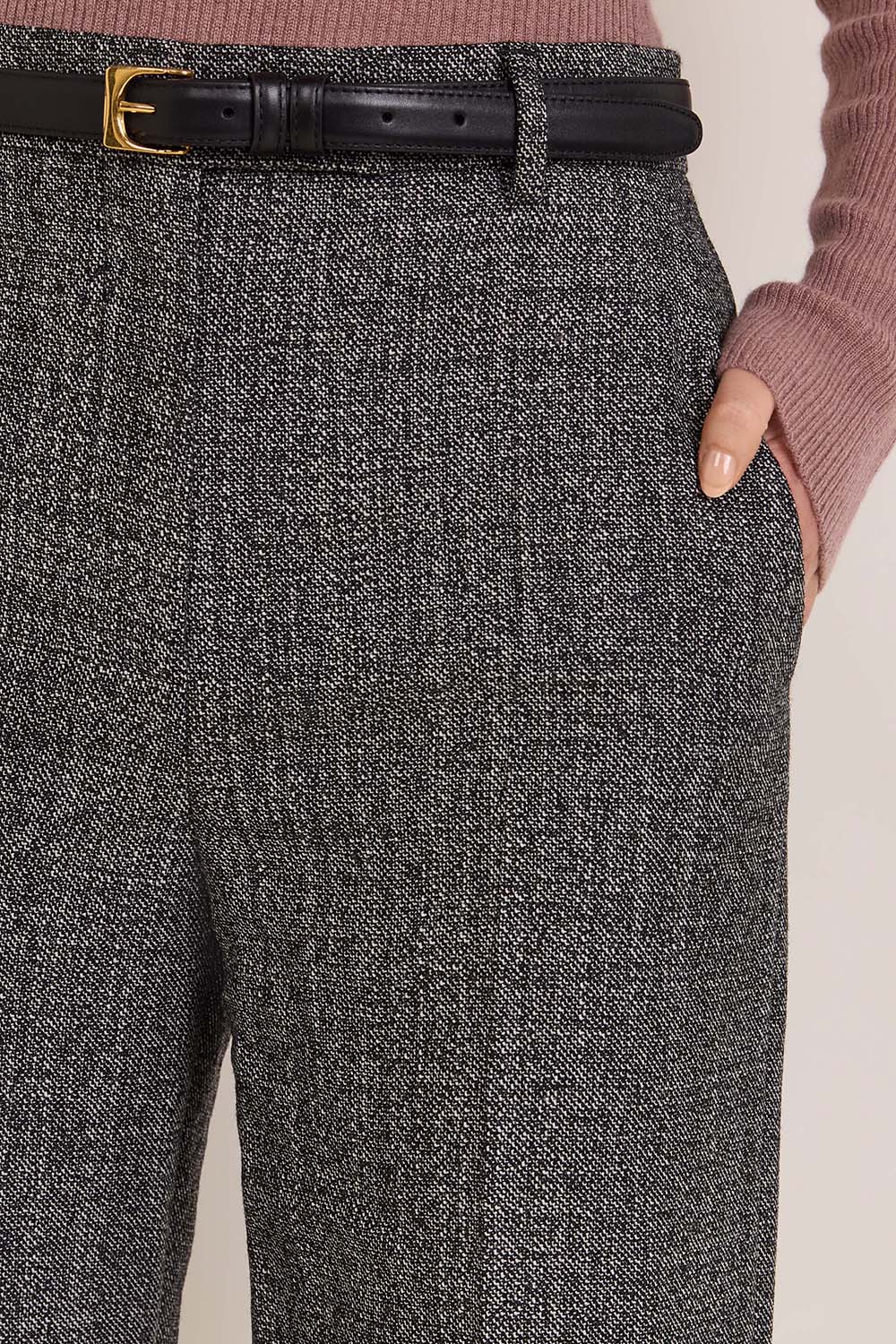 תמונת תקריב דוגמן של מכנסיים רחבים מצמר