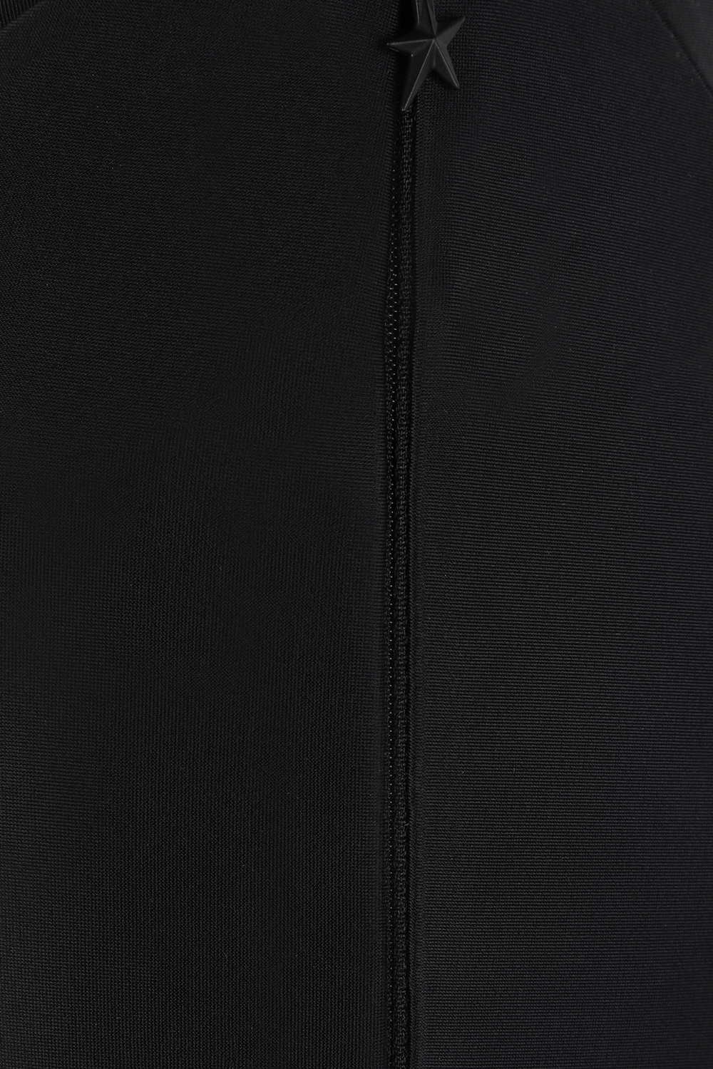 תמונה אחורית של מכנסי טייץ בצללית פלייר בצבע שחור