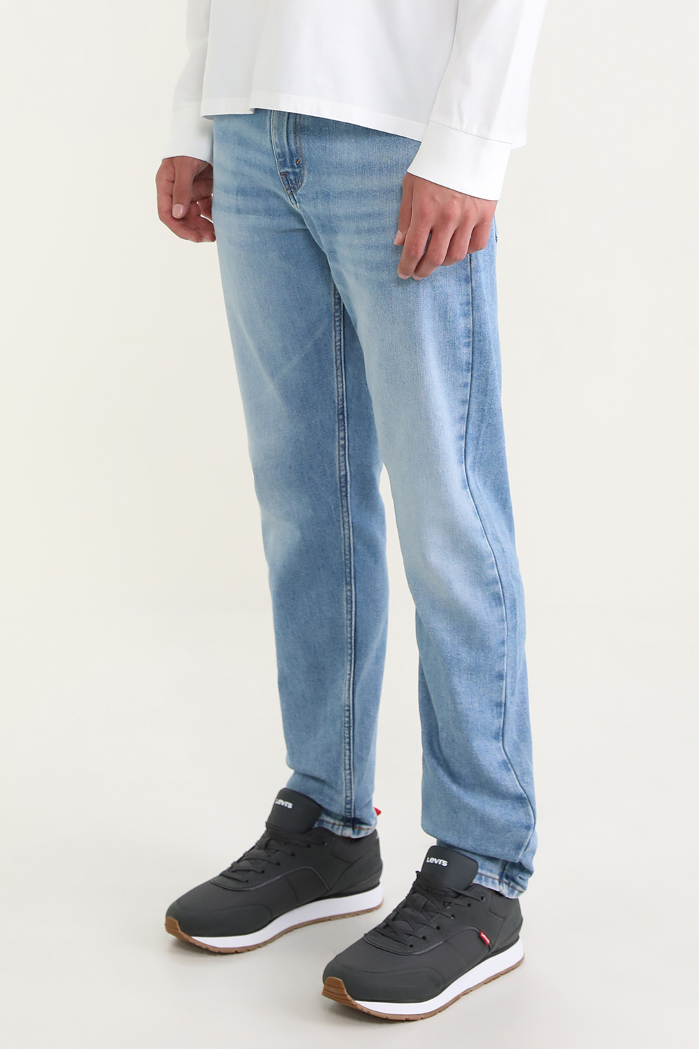 תמונת דוגמן קידמית של חולצה ארוכה לבנה עם לוגו באטווינג