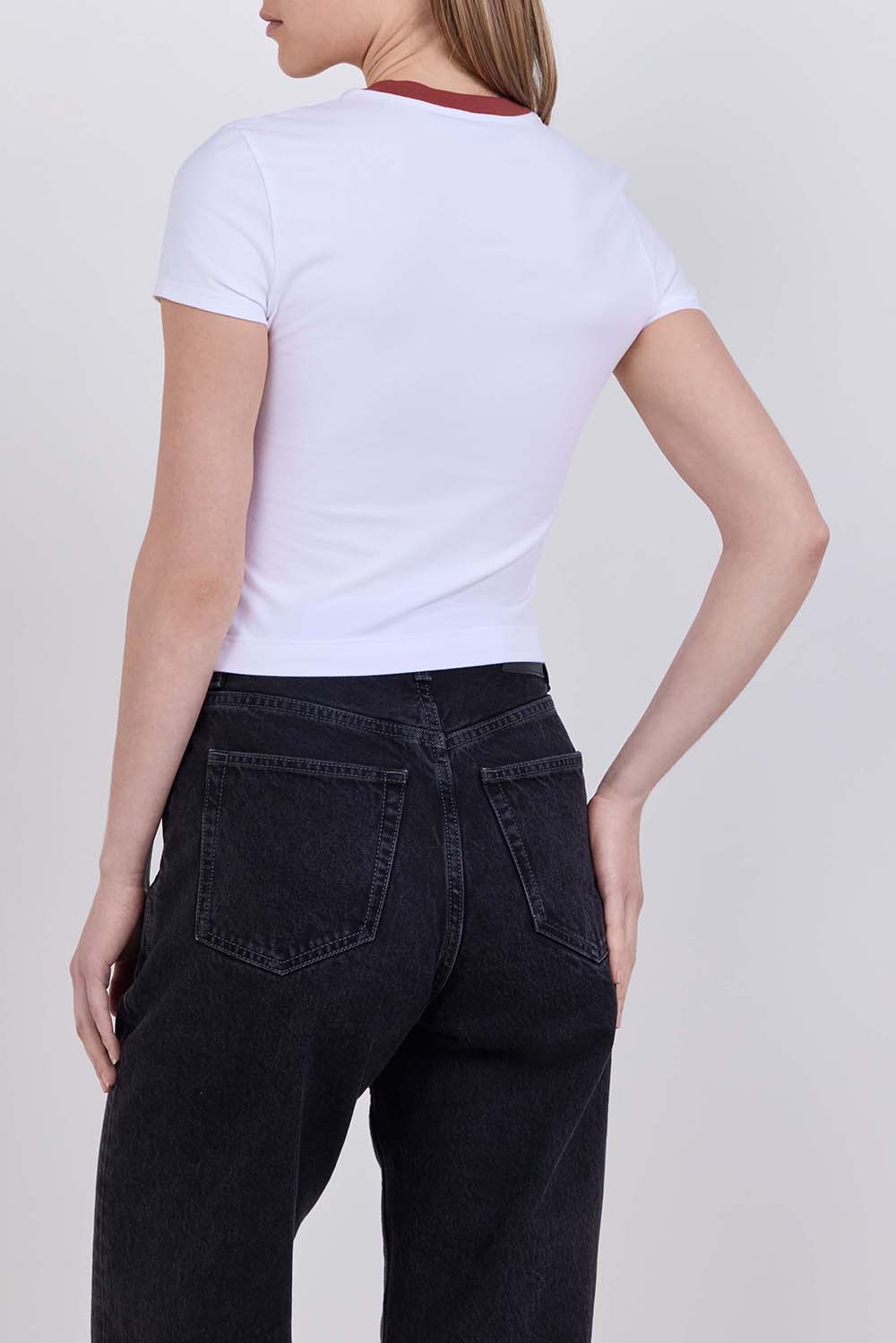 תמונת דוגמן אחורית של חולצת טי