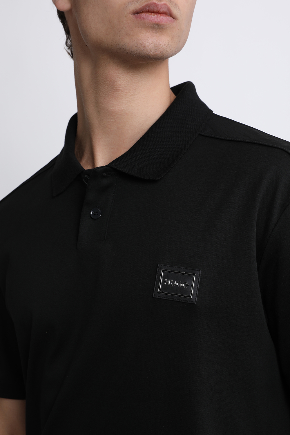 תמונת תקריב דוגמן של חולצת פולו ישרה