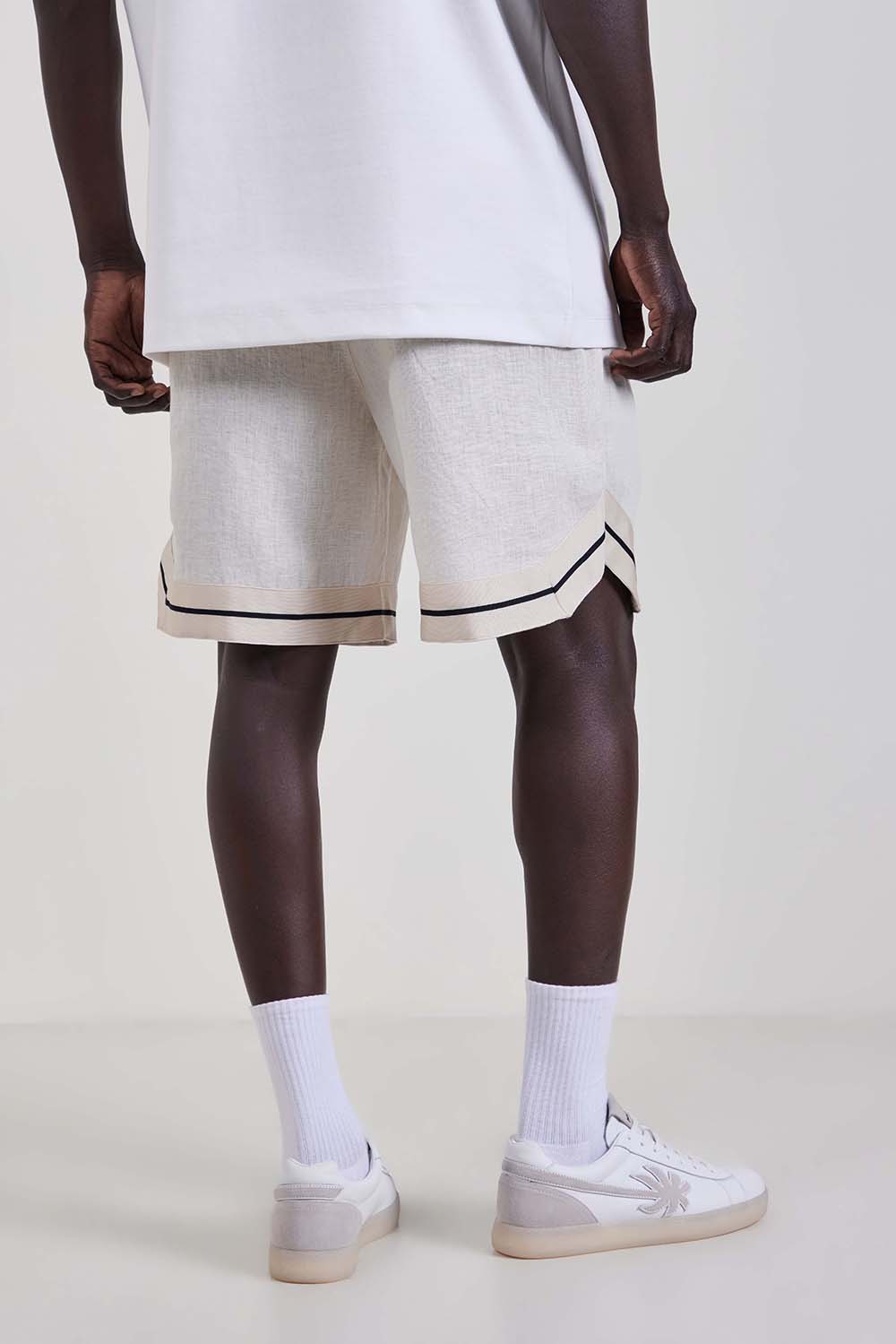 תמונת דוגמן אחורית של מכנסיים קצרים מפשתן