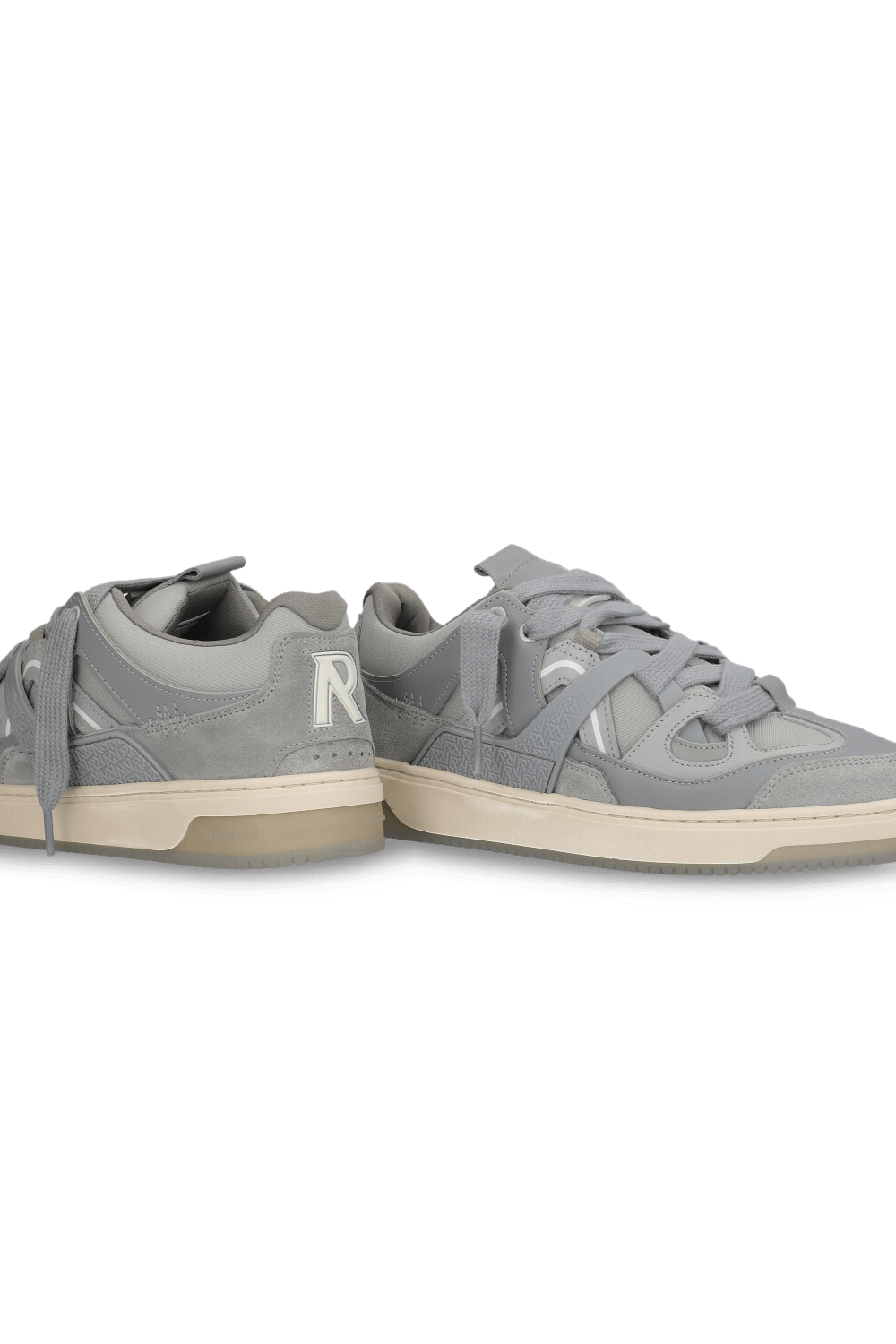 תמונת תקריב של נעלי סניקרס מעור