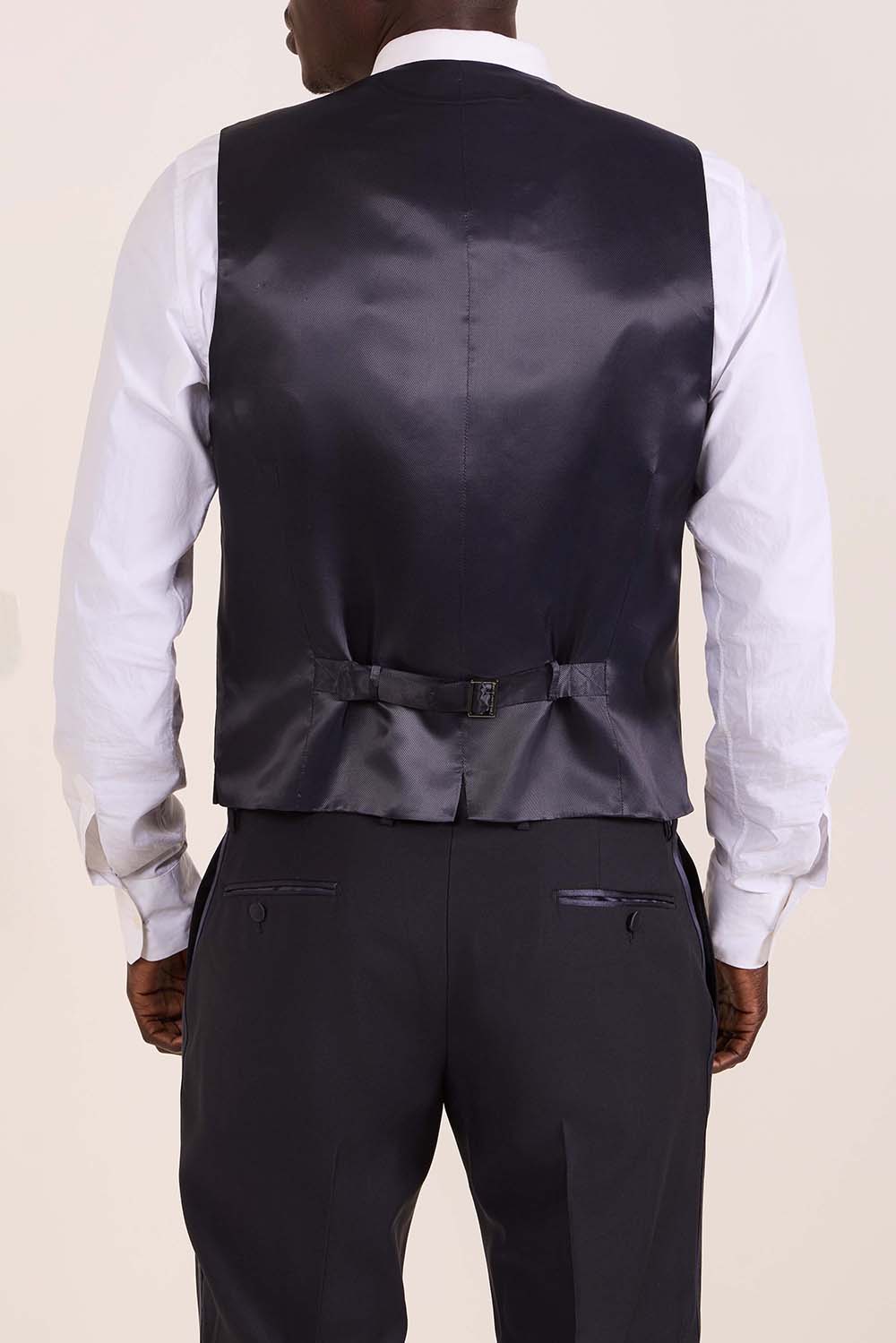 חליפת שלושה חלקים מחוייטת