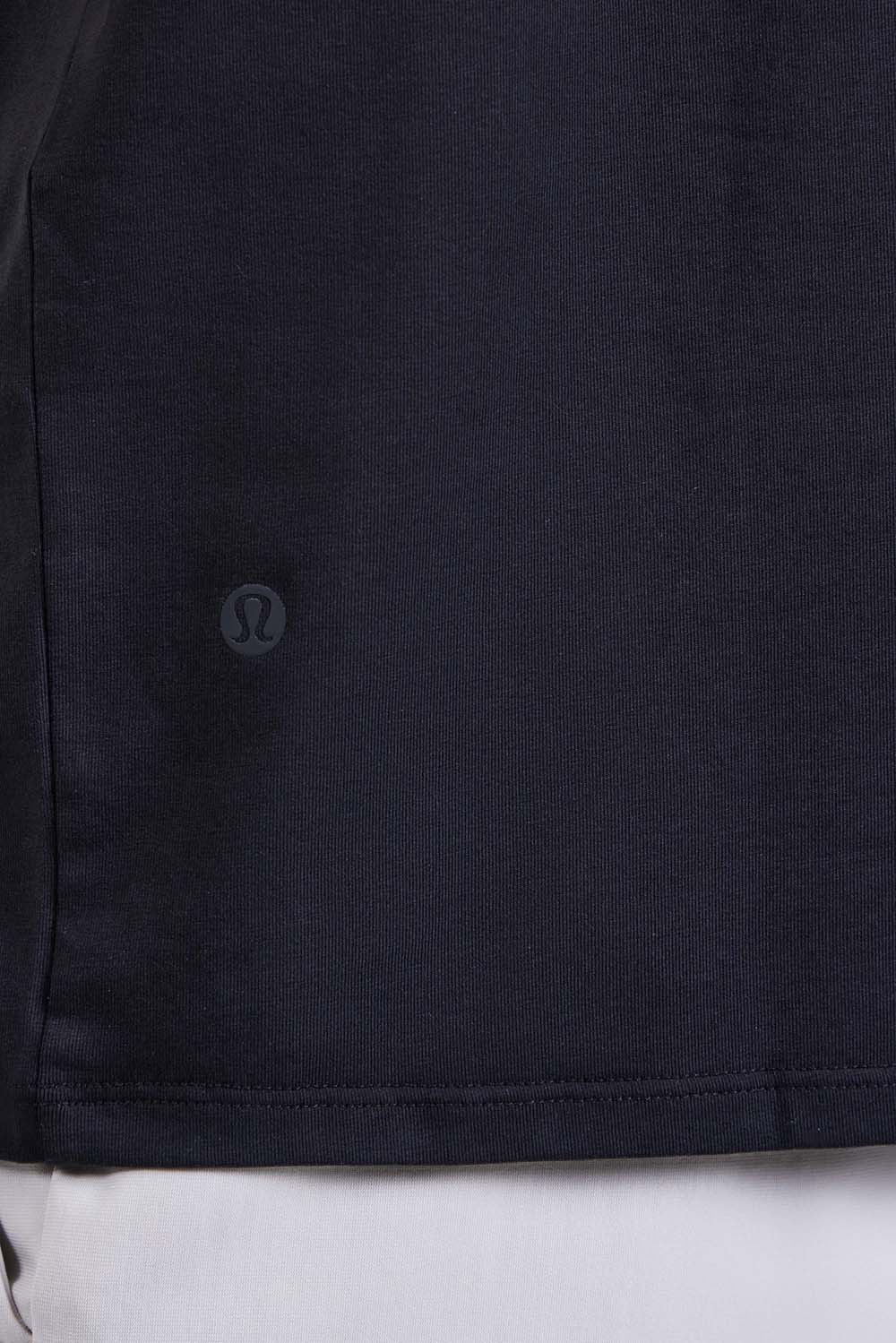 תמונת תקריב דוגמן של Organic Cotton Classic-Fit T-Shirt