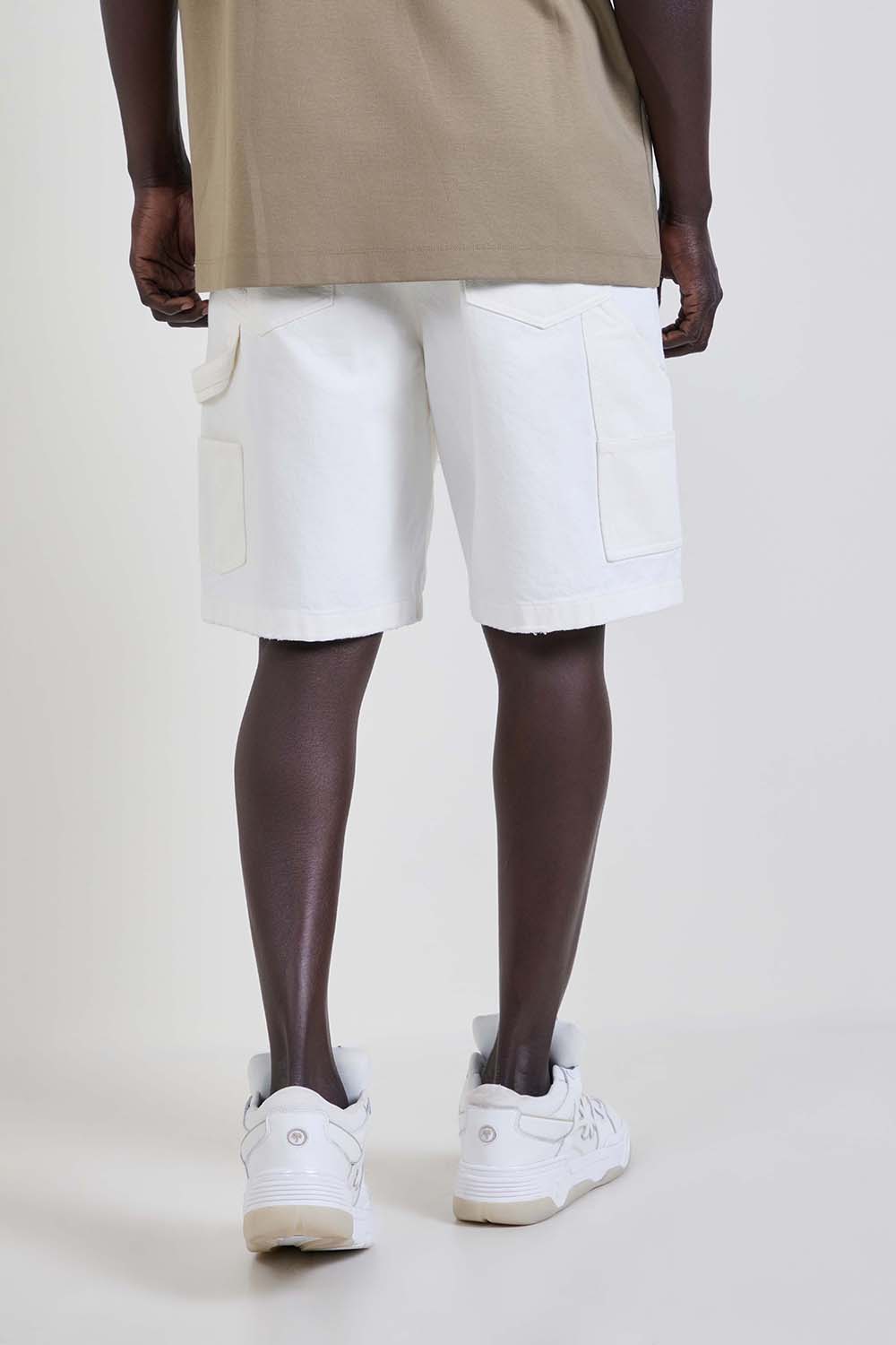 תמונת דוגמן אחורית של מכנסיים קצרים