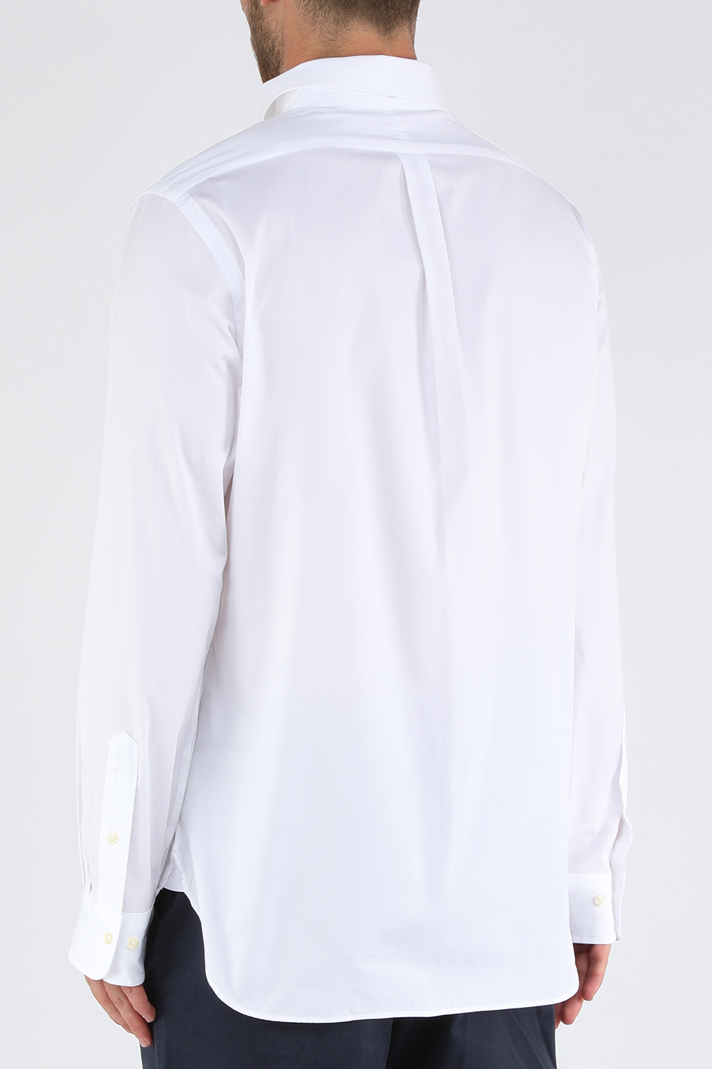 תמונת דוגמן אחורית של חולצה מכופתרת מכותנה עם רקמת דובי אלגנטי