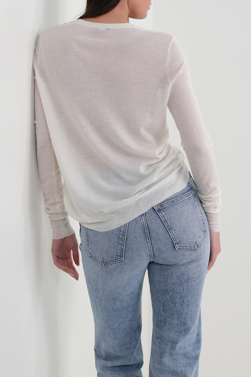 תמונת דוגמן אחורית של חולצת סריג עם צווארון וי מקשמיר