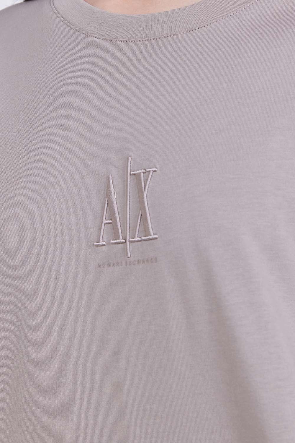 תמונת תקריב דוגמן של חולצת טי