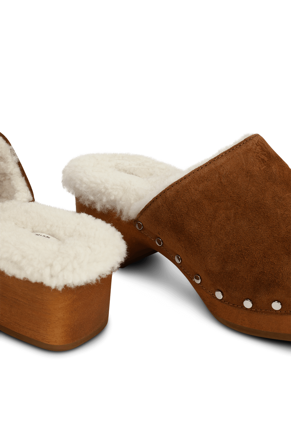 תמונת תקריב של נעלי קלוג עקב מעור וצמר