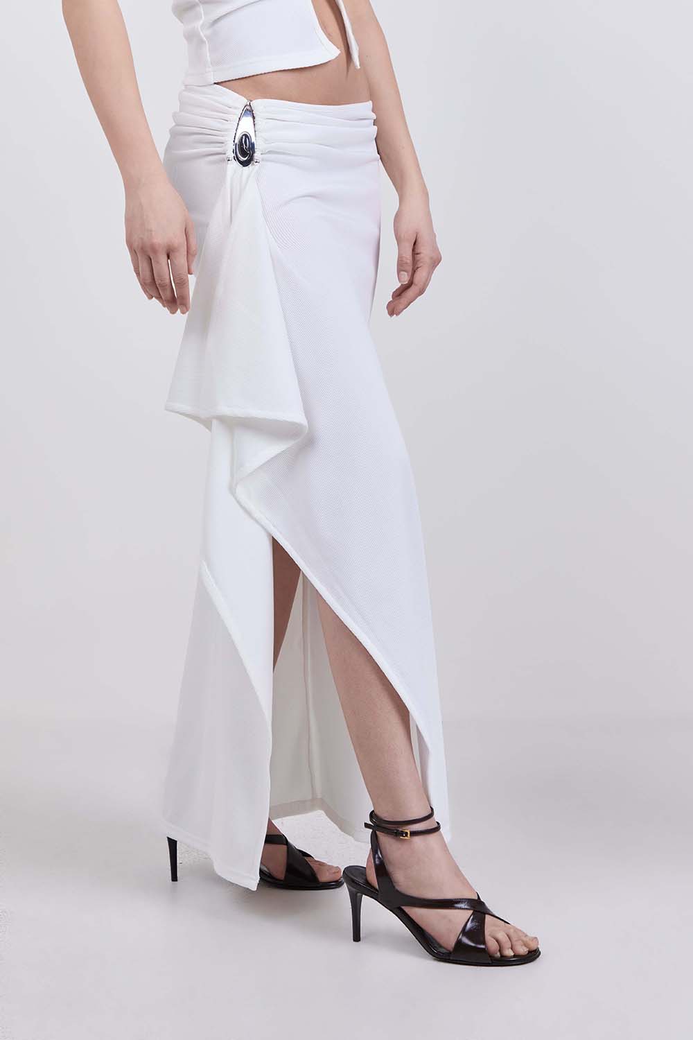 תמונת דוגמן קידמית של חצאית א-סימטרית קריסטל