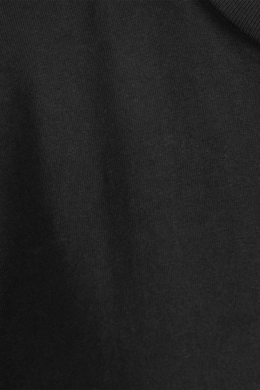 תמונה אחורית של טישירט שחורה עם כיס