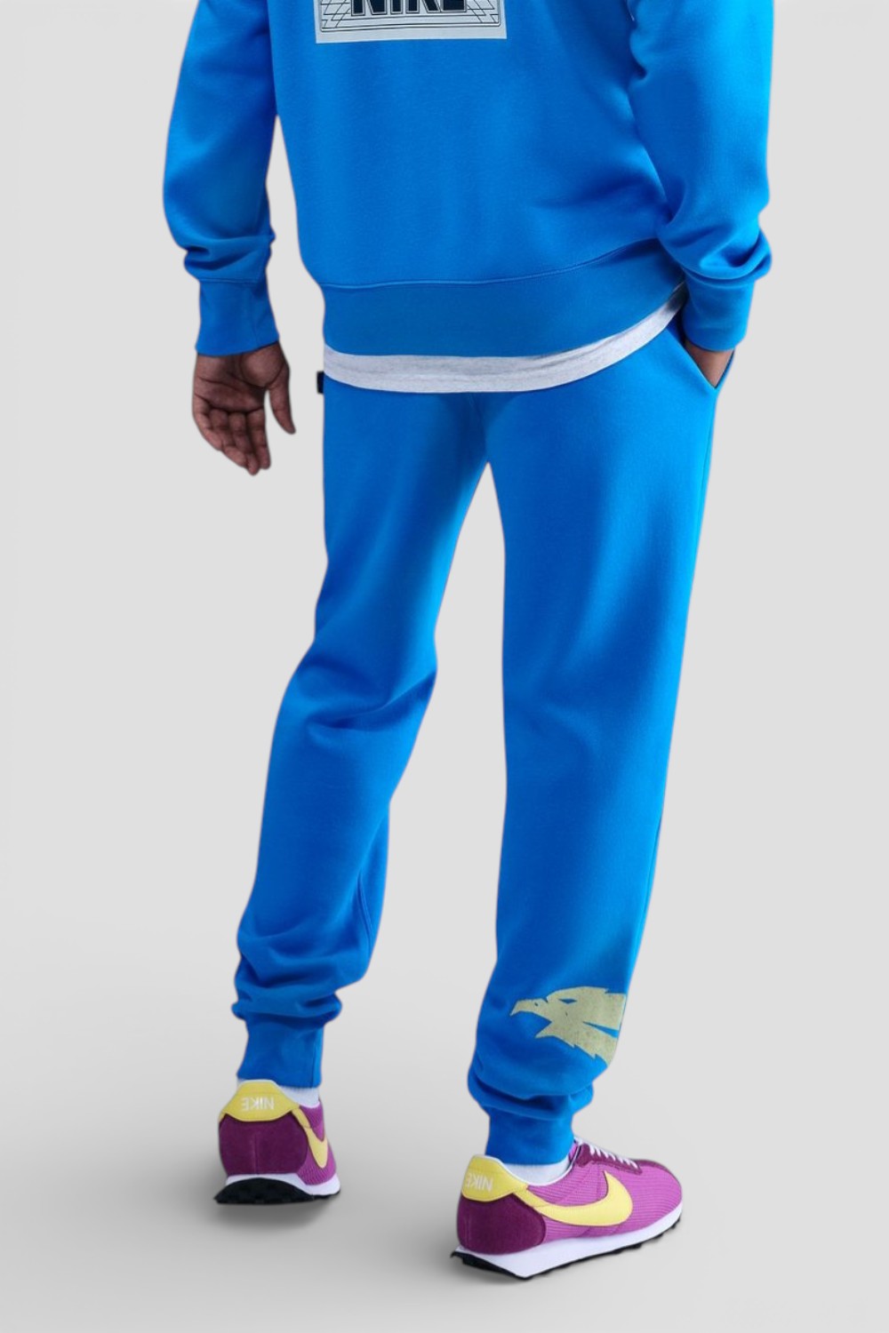 תמונת דוגמן אחורית של מכנסי ג'וגר נייקי X דברים מוזרים