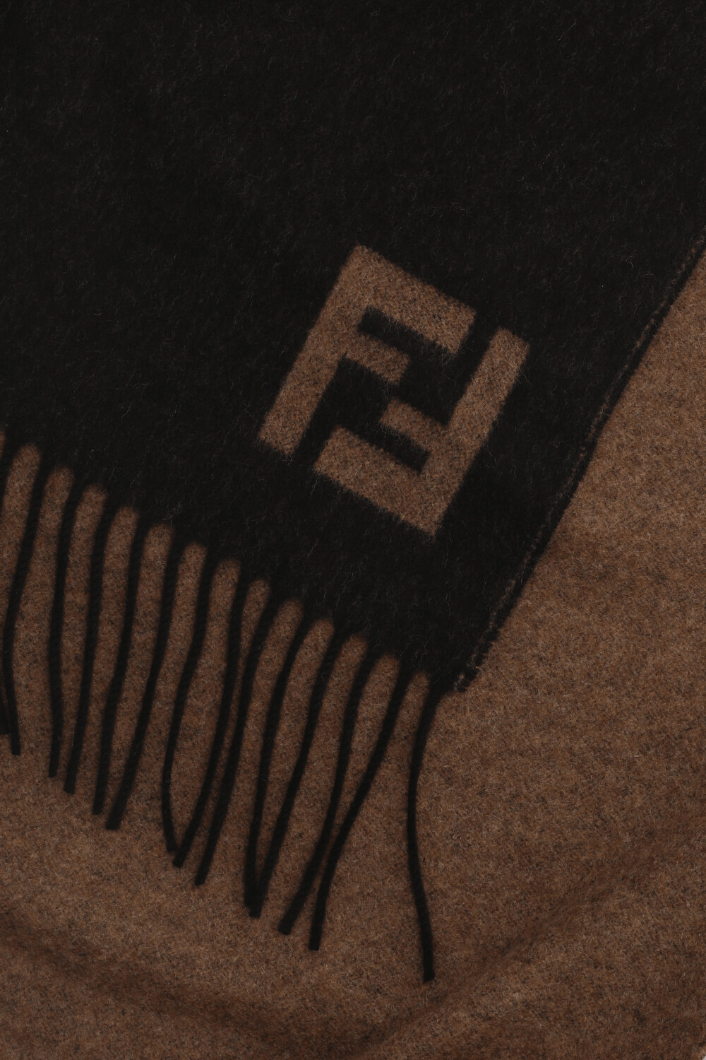 תמונה אחורית של צעיף צמר