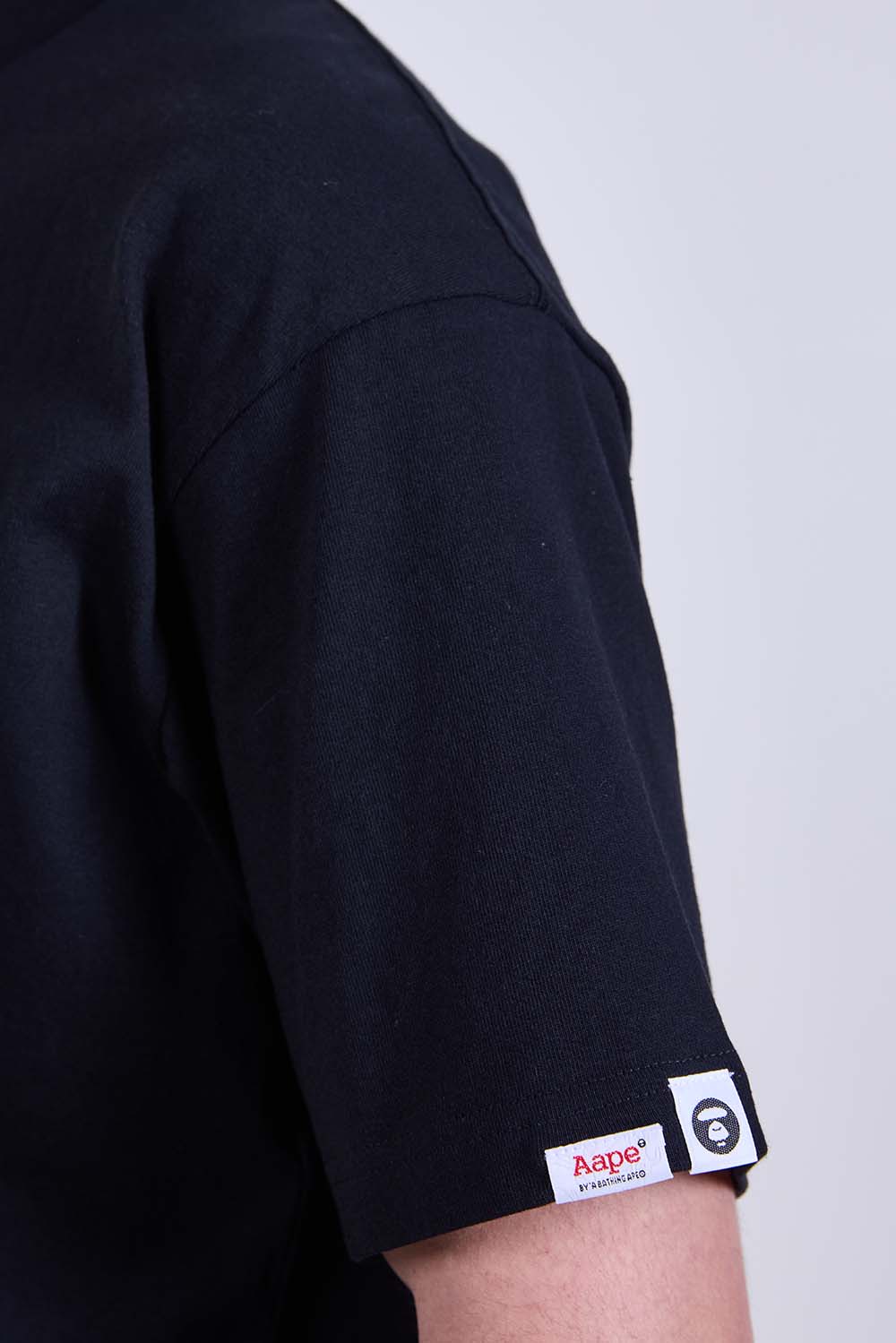 תמונת תקריב דוגמן של חולצת טי בגזרה ישרה