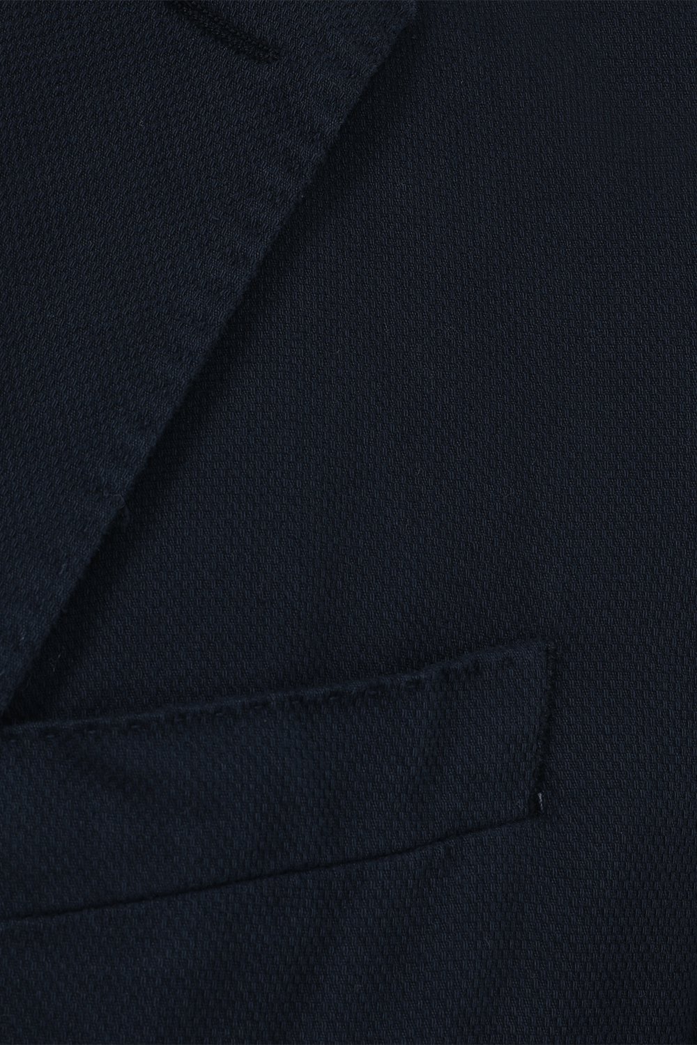 תמונה אחורית של ז'קט מחויט עם כיסים