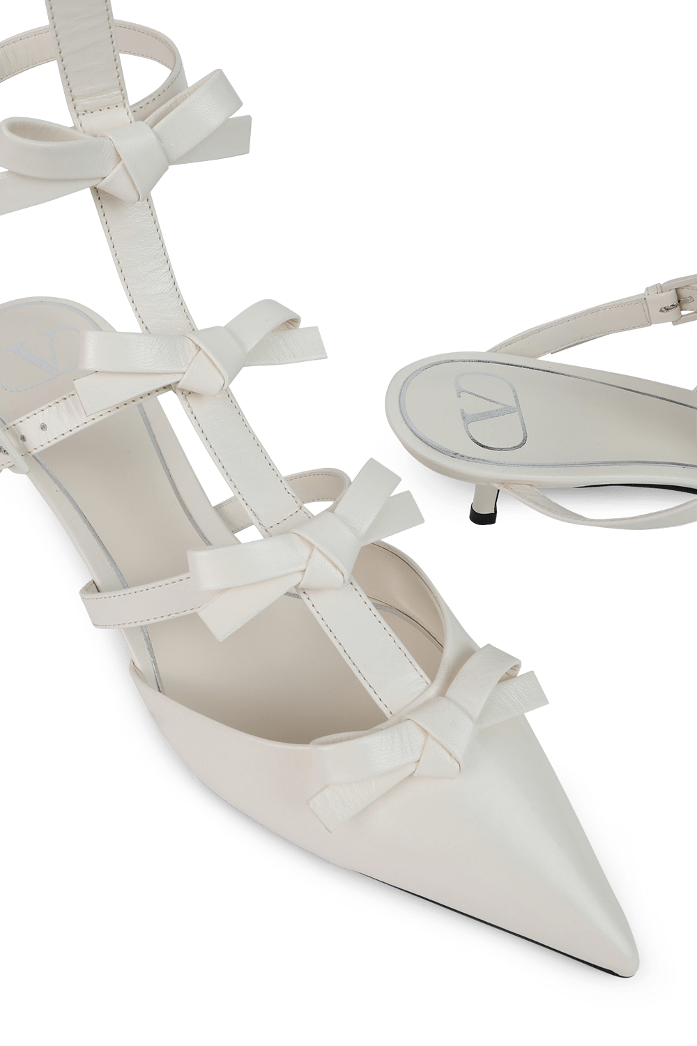 תמונת תקריב של Ankle Strap Pump With French Bows in White