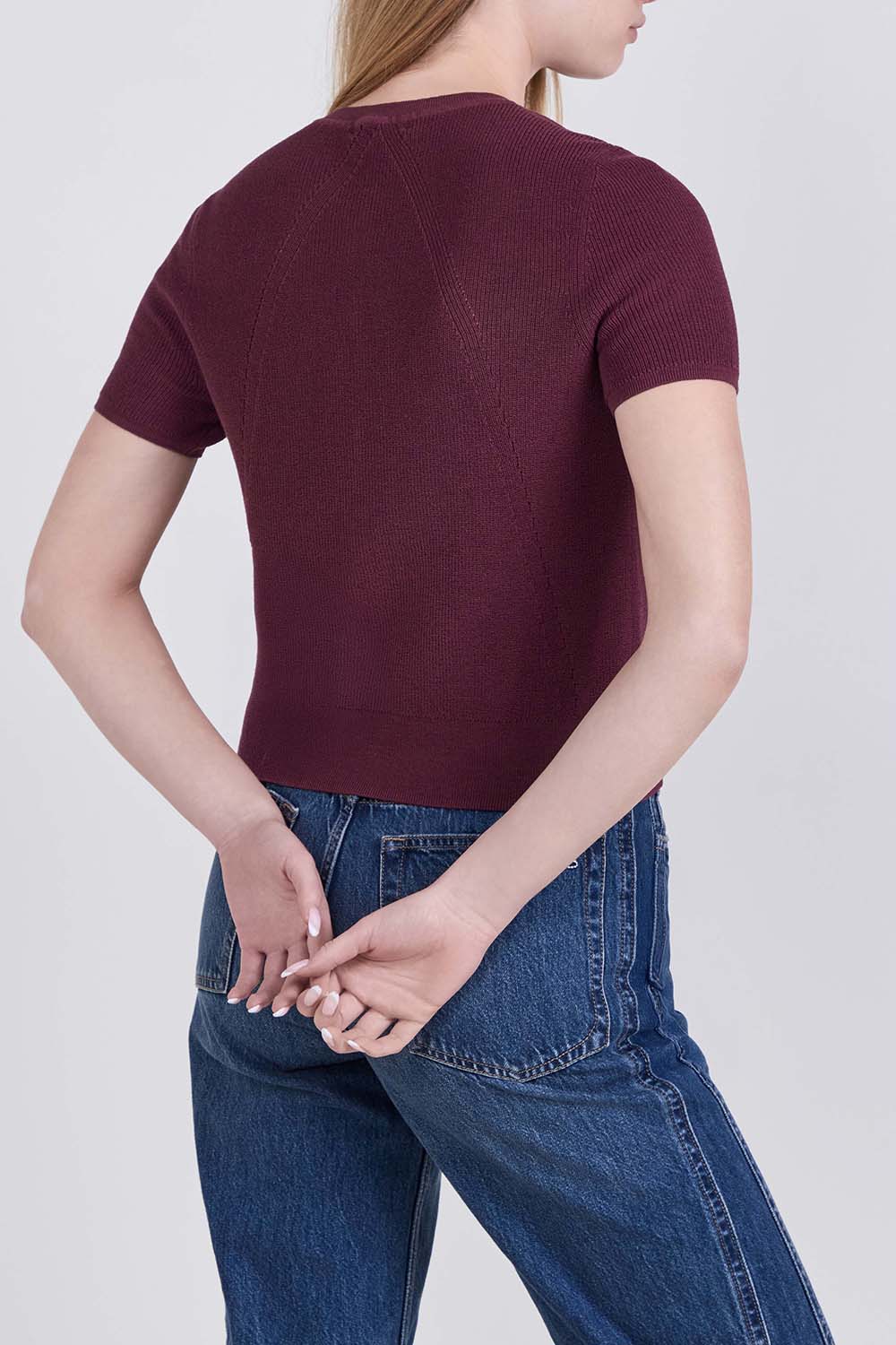 תמונת דוגמן אחורית של חולצת סריג