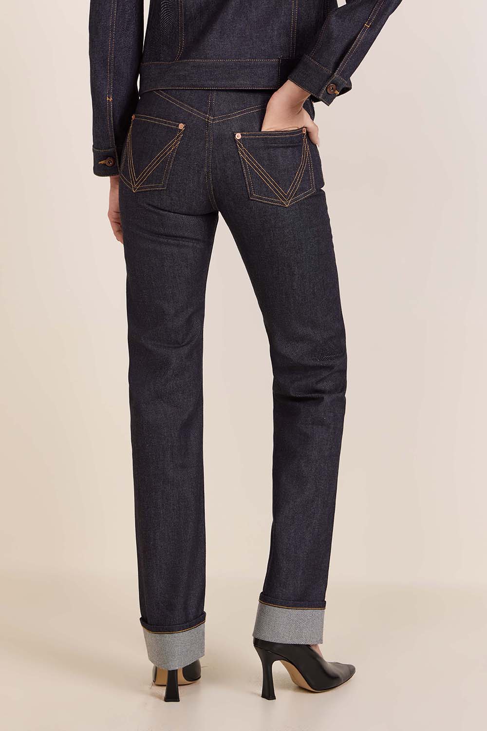 תמונת דוגמן אחורית של מכנסי ג'ינס בגזרה ישרה