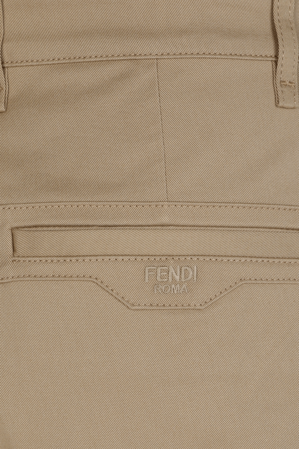 תמונה אחורית של מכנסיים מחוייטים בבז'