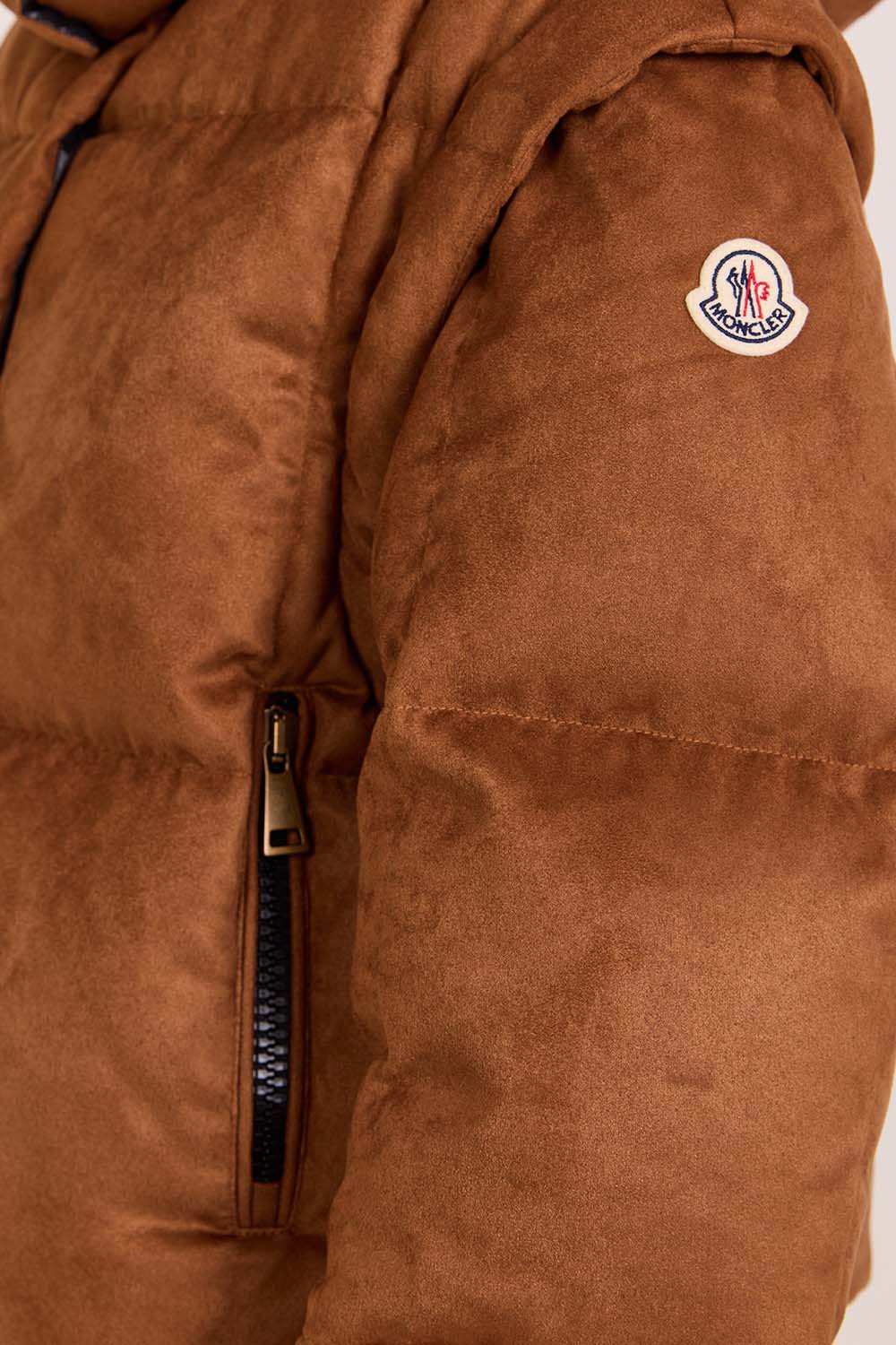 תמונת תקריב דוגמן של מעיל פוך עם שרוולים נשלפים