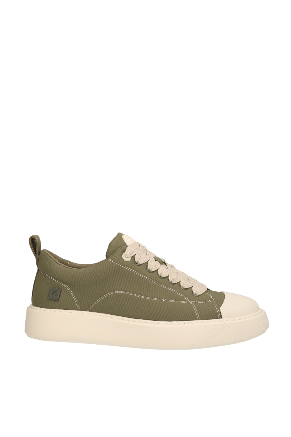 תמונה קידמית של נעלי סניקרס