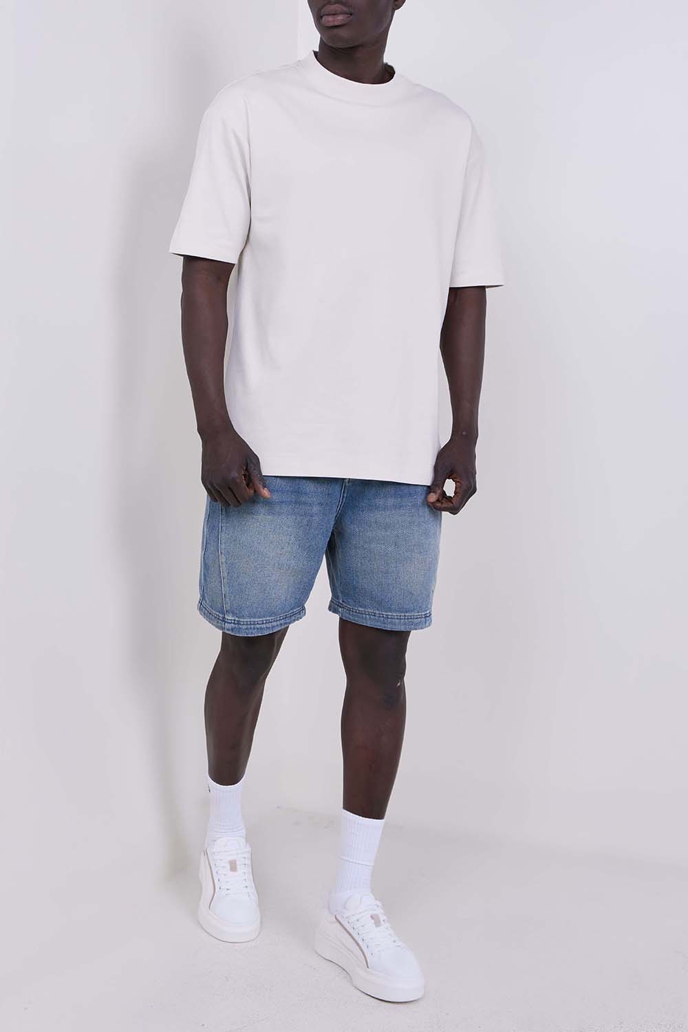 תמונת דוגמן קידמית של נעלי סניקרס עור