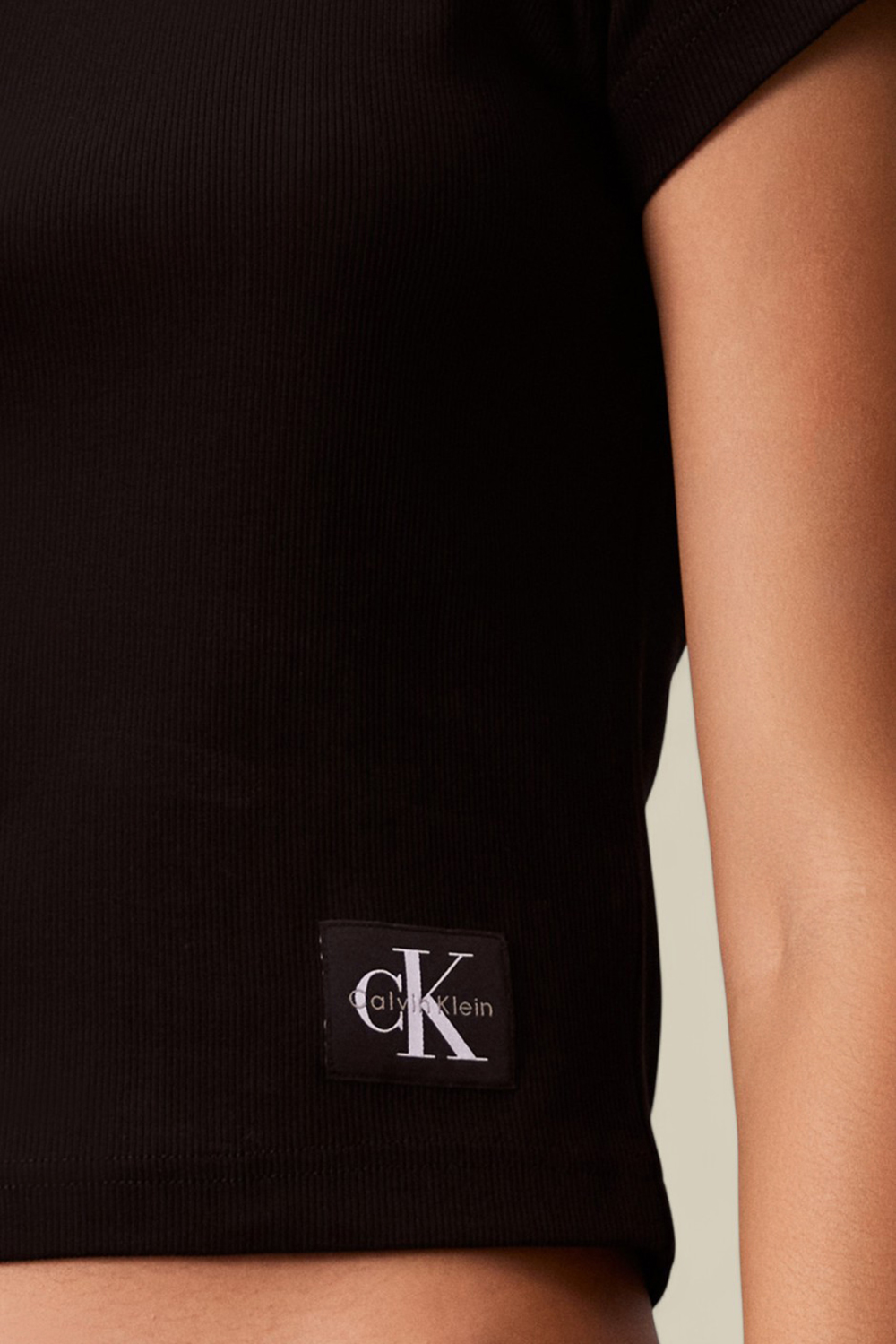 תמונת תקריב דוגמן של חולצת בייבי טי ריב