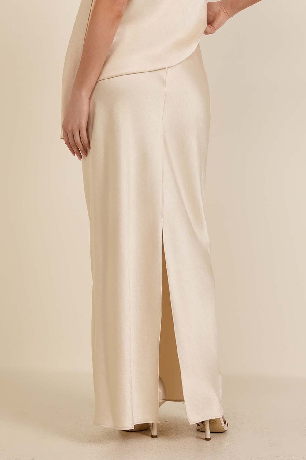 תמונת דוגמן אחורית של חצאית מקסי סאטן