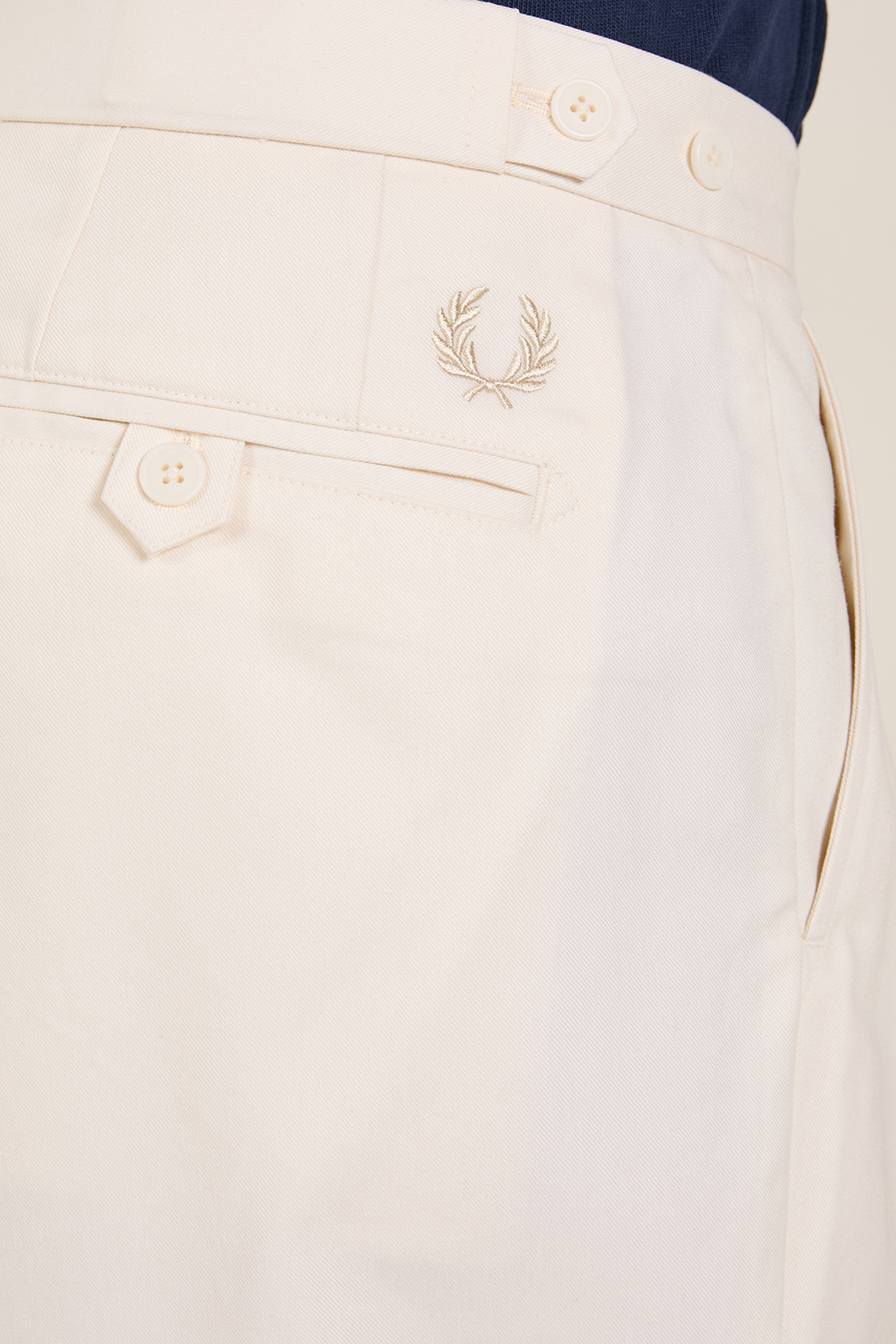 תמונת תקריב דוגמן של מכנסי טניס ישרים