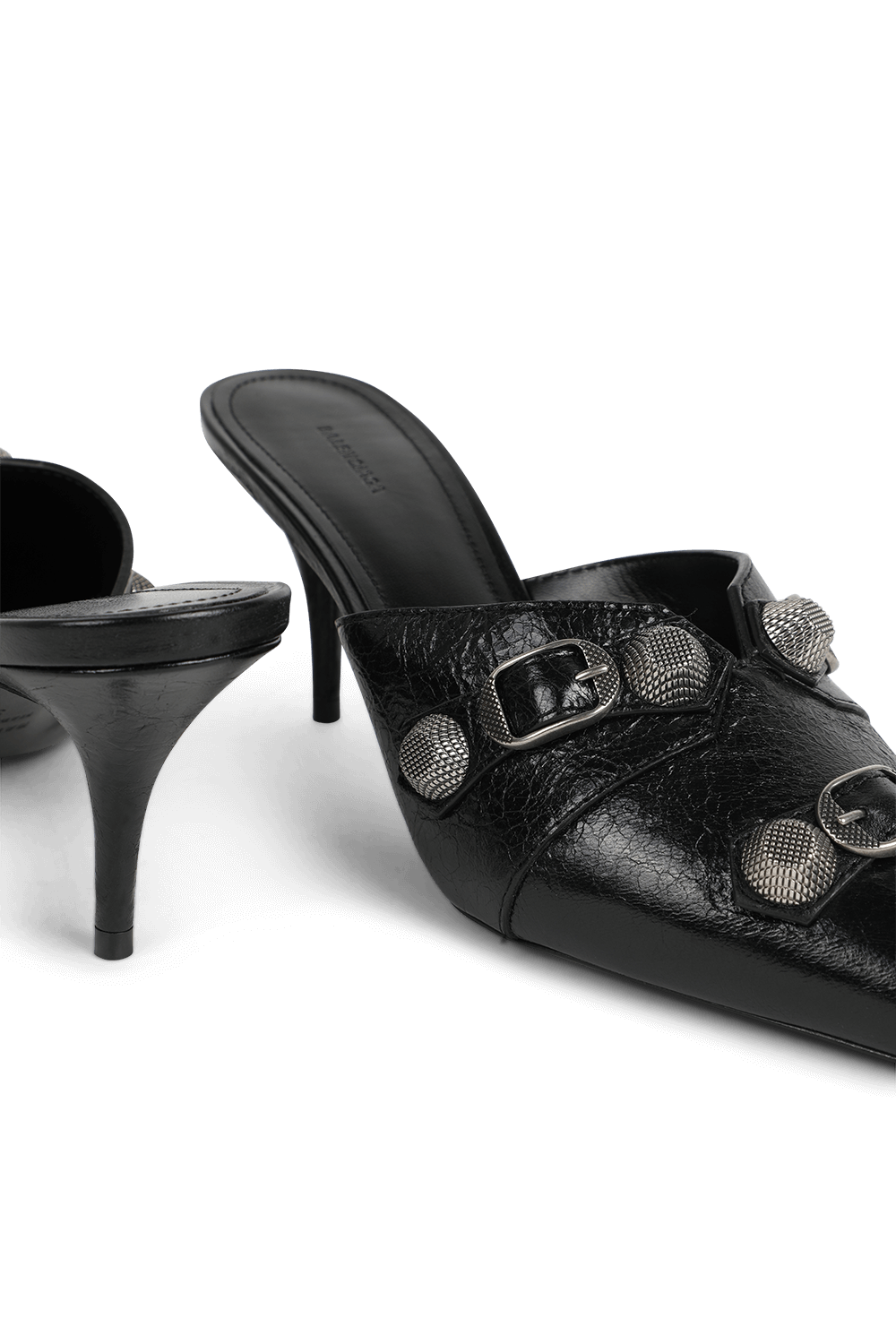 תמונת תקריב של נעלי עקב קולג' מיולס